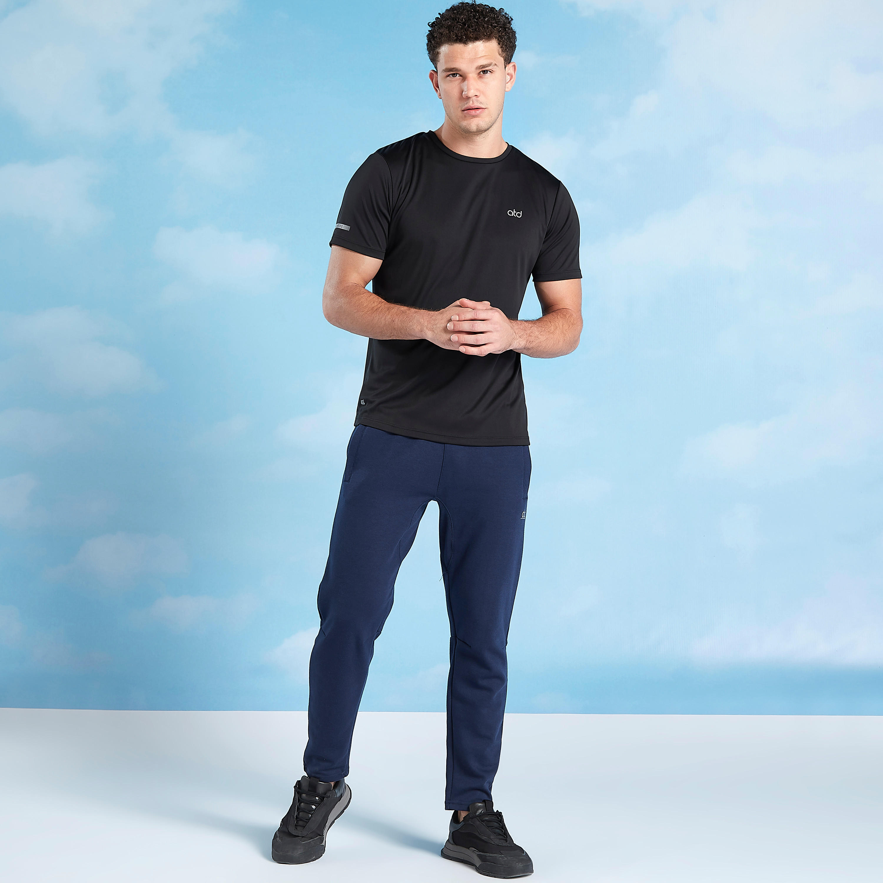 تيشيرت سادة بياقة ضيّقة وأكمام قصيرة-men-clothing-sportswearandactivewear-tshirtsandpolos-image-3