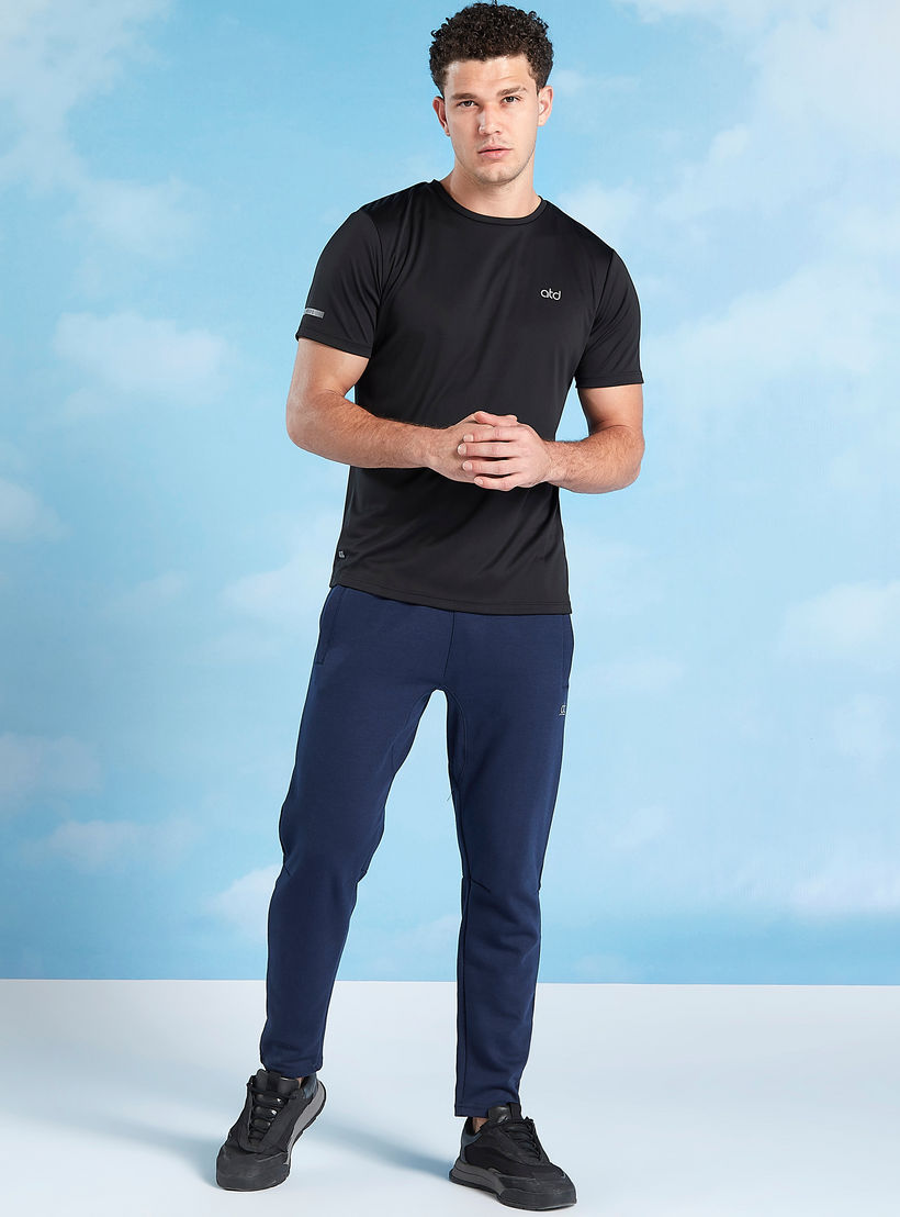 تيشيرت سادة بياقة ضيّقة وأكمام قصيرة-men-clothing-sportswearandactivewear-tshirtsandpolos-image-3