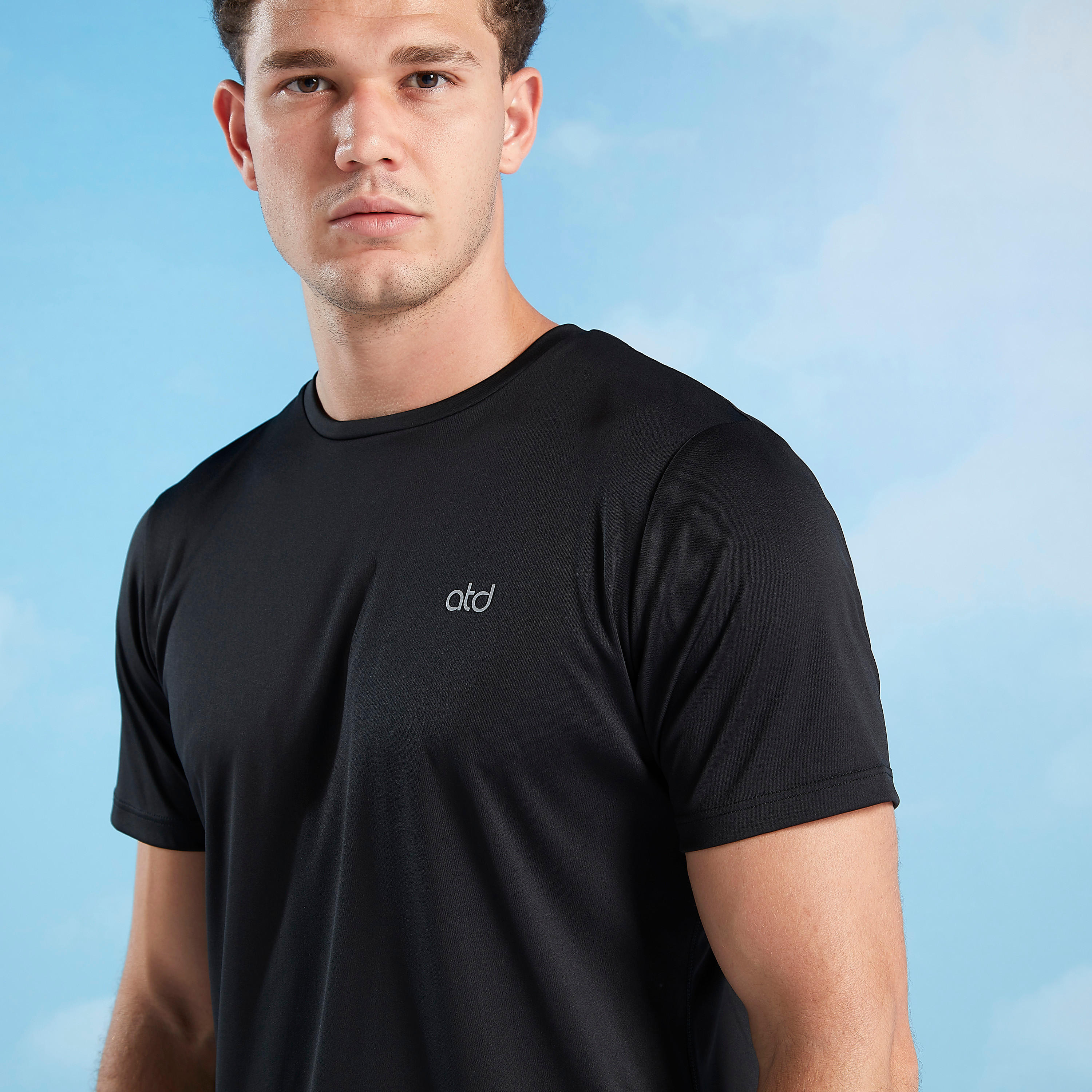 تيشيرت سادة بياقة ضيّقة وأكمام قصيرة-men-clothing-sportswearandactivewear-tshirtsandpolos-image-2