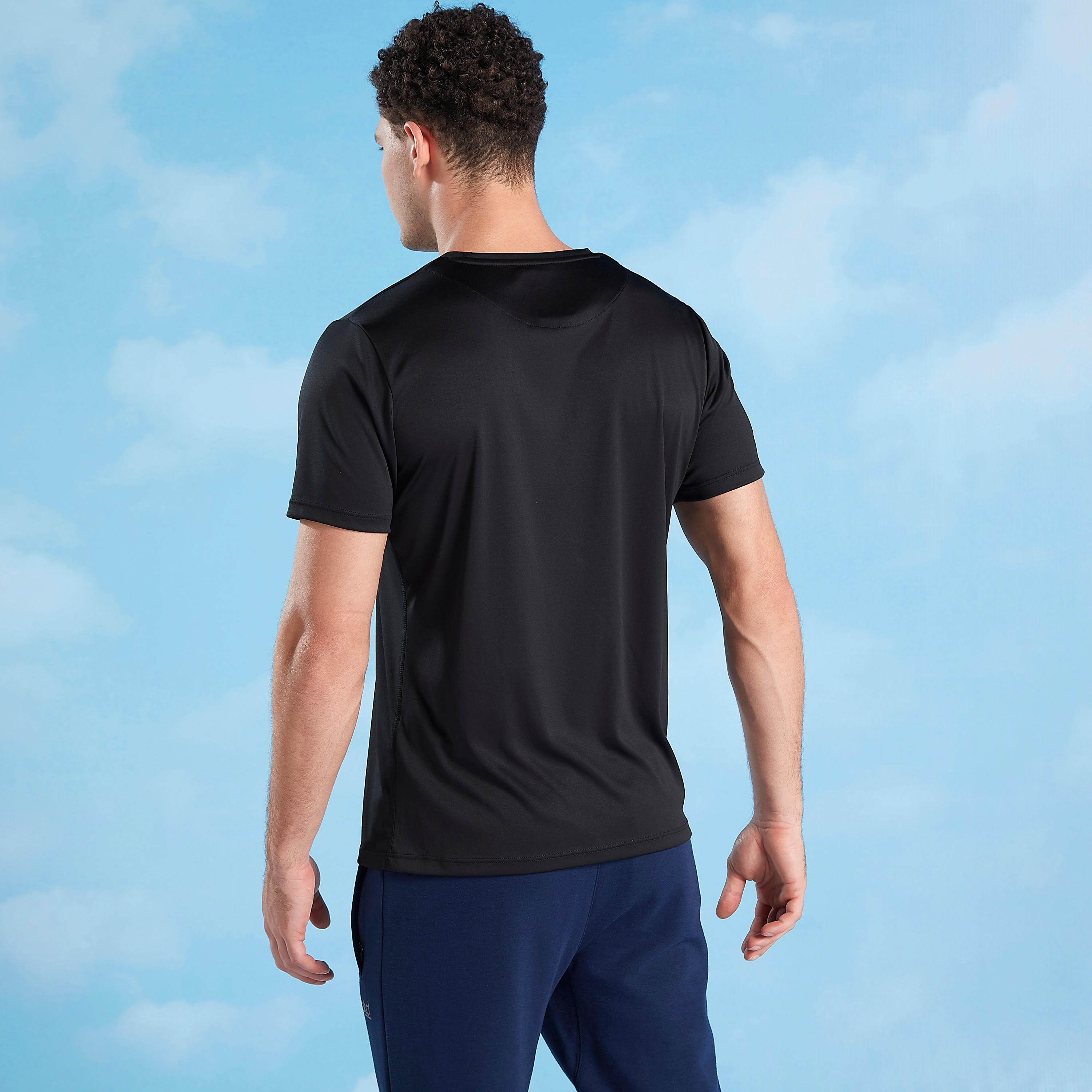 تيشيرت سادة بياقة ضيّقة وأكمام قصيرة-men-clothing-sportswearandactivewear-tshirtsandpolos-image-1
