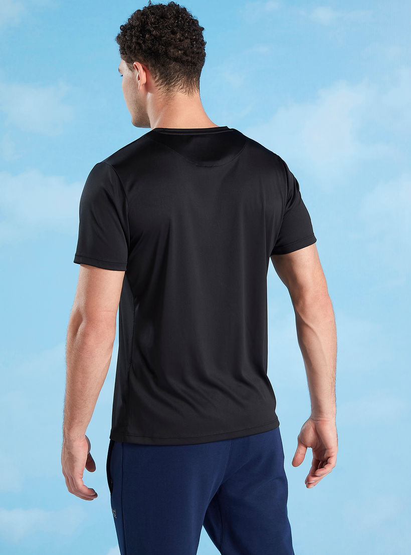 تيشيرت سادة بياقة ضيّقة وأكمام قصيرة-men-clothing-sportswearandactivewear-tshirtsandpolos-image-1