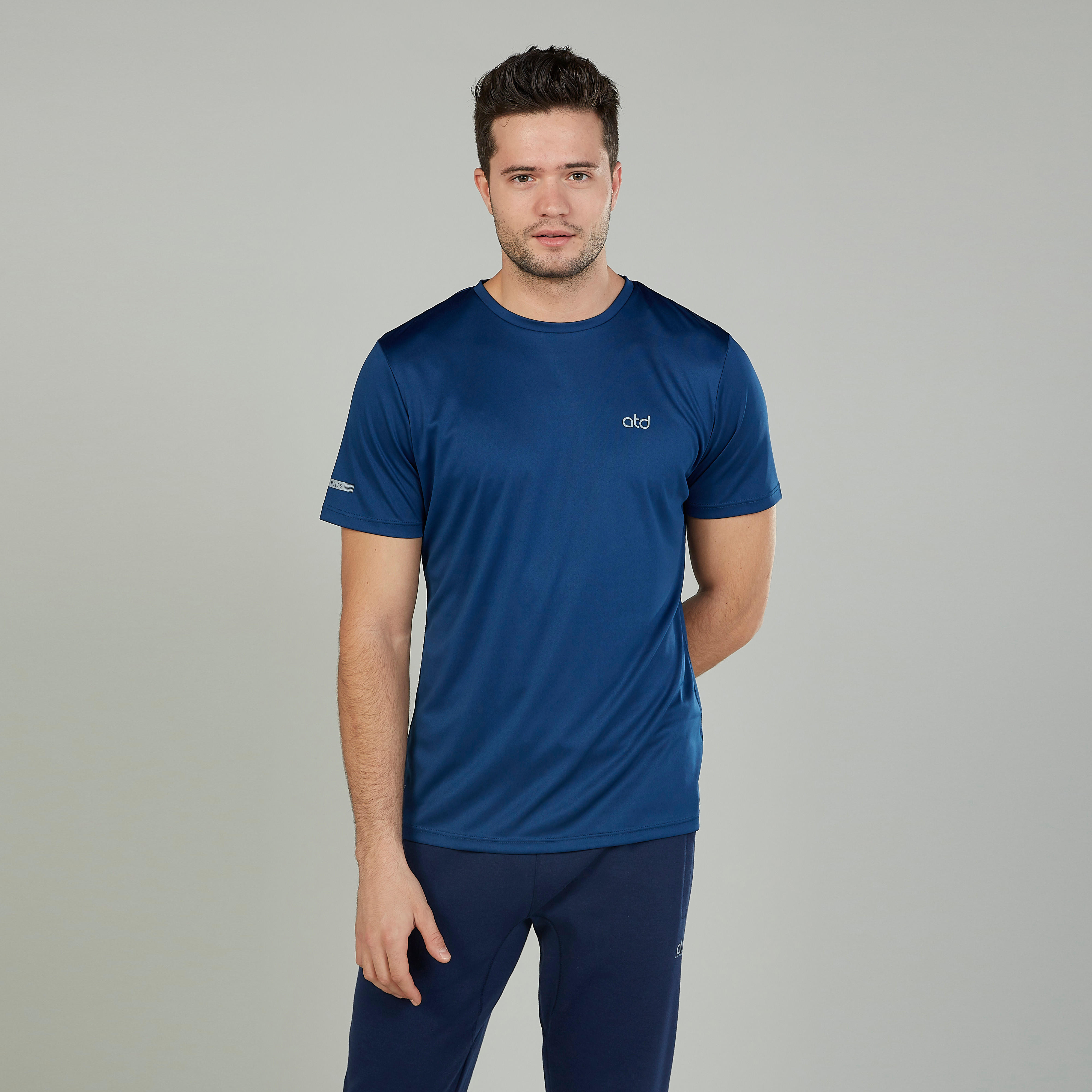تيشيرت سادة بياقة ضيّقة وأكمام قصيرة-men-clothing-sportswearandactivewear-tshirtsandpolos-image-4