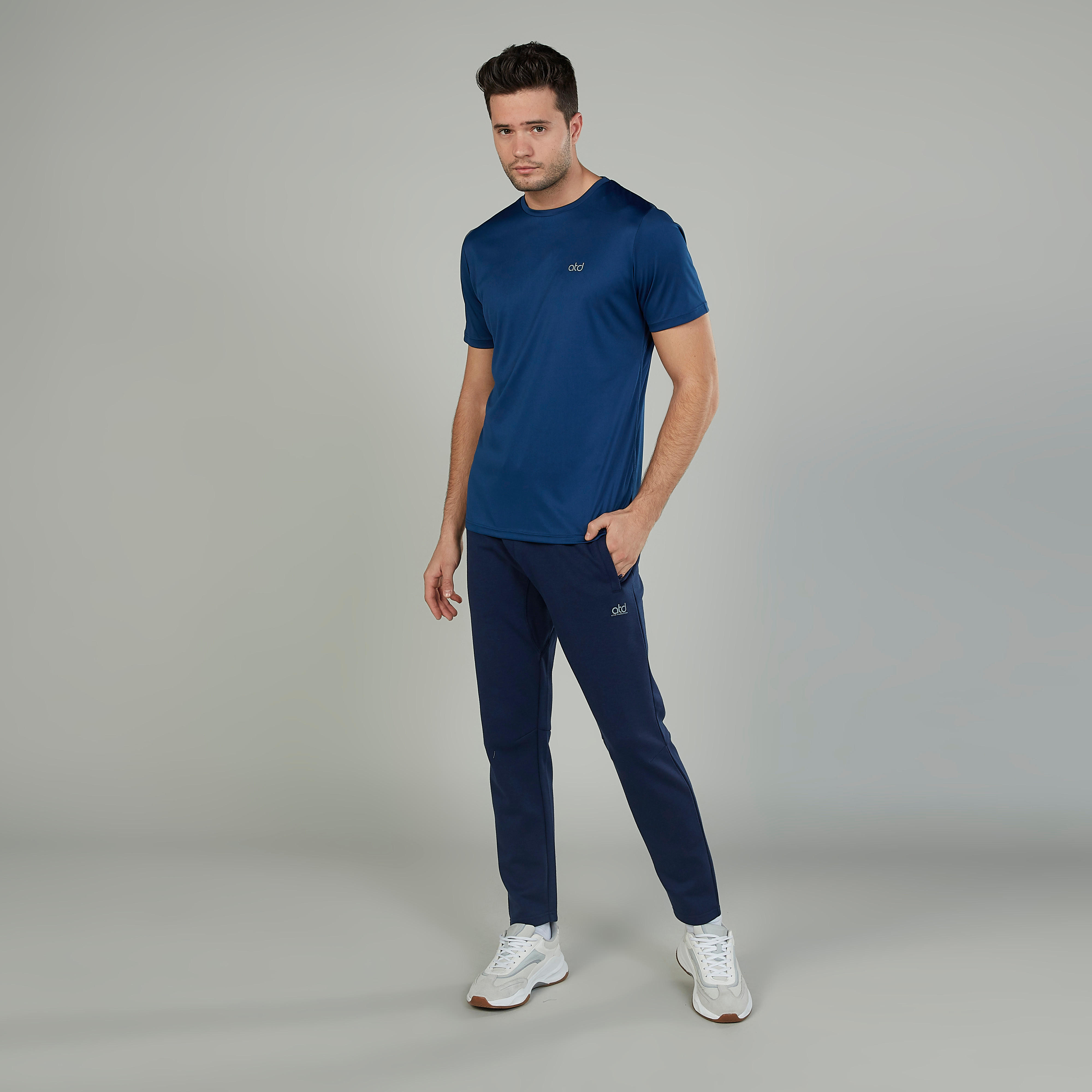 تيشيرت سادة بياقة ضيّقة وأكمام قصيرة-men-clothing-sportswearandactivewear-tshirtsandpolos-image-3