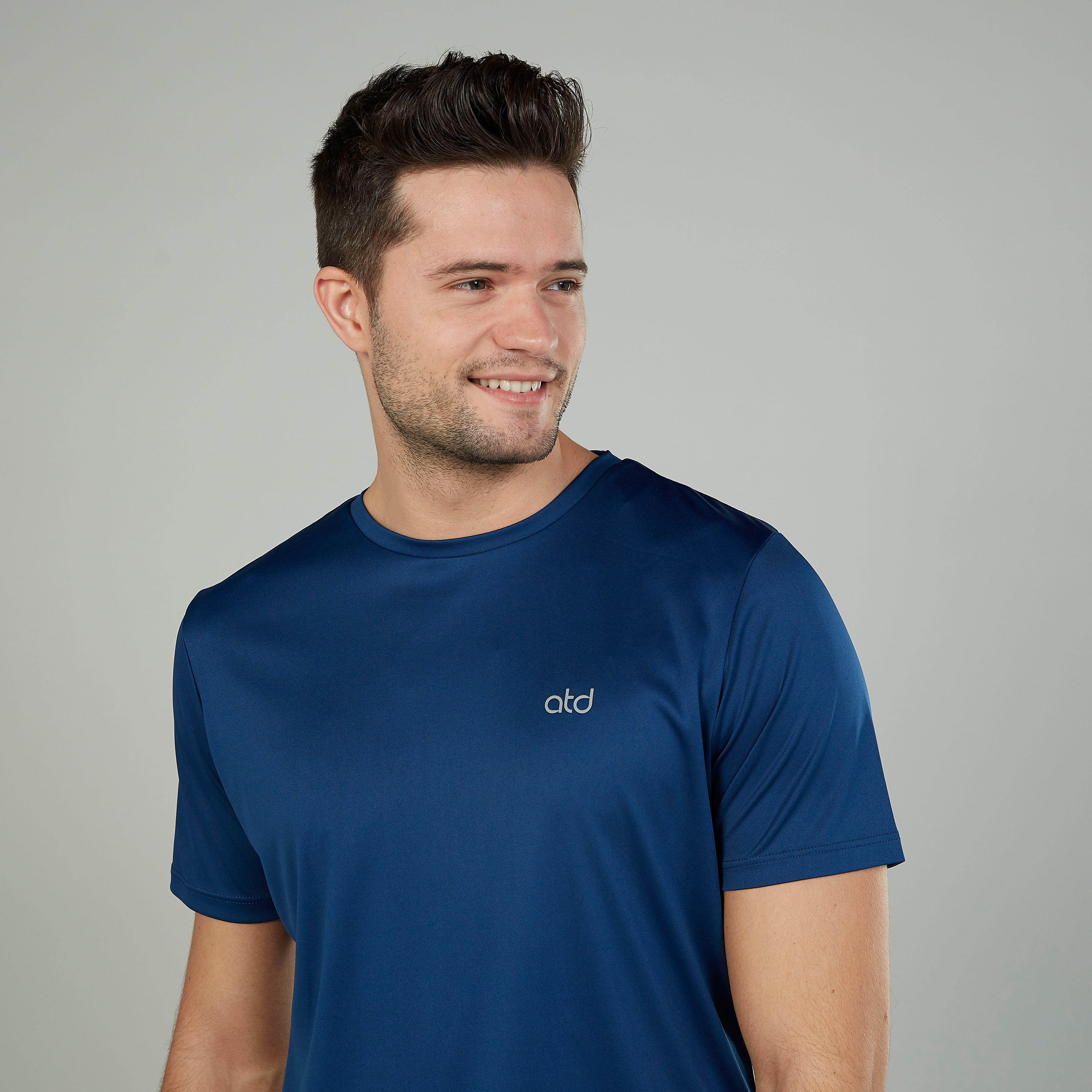 تيشيرت سادة بياقة ضيّقة وأكمام قصيرة-men-clothing-sportswearandactivewear-tshirtsandpolos-image-2