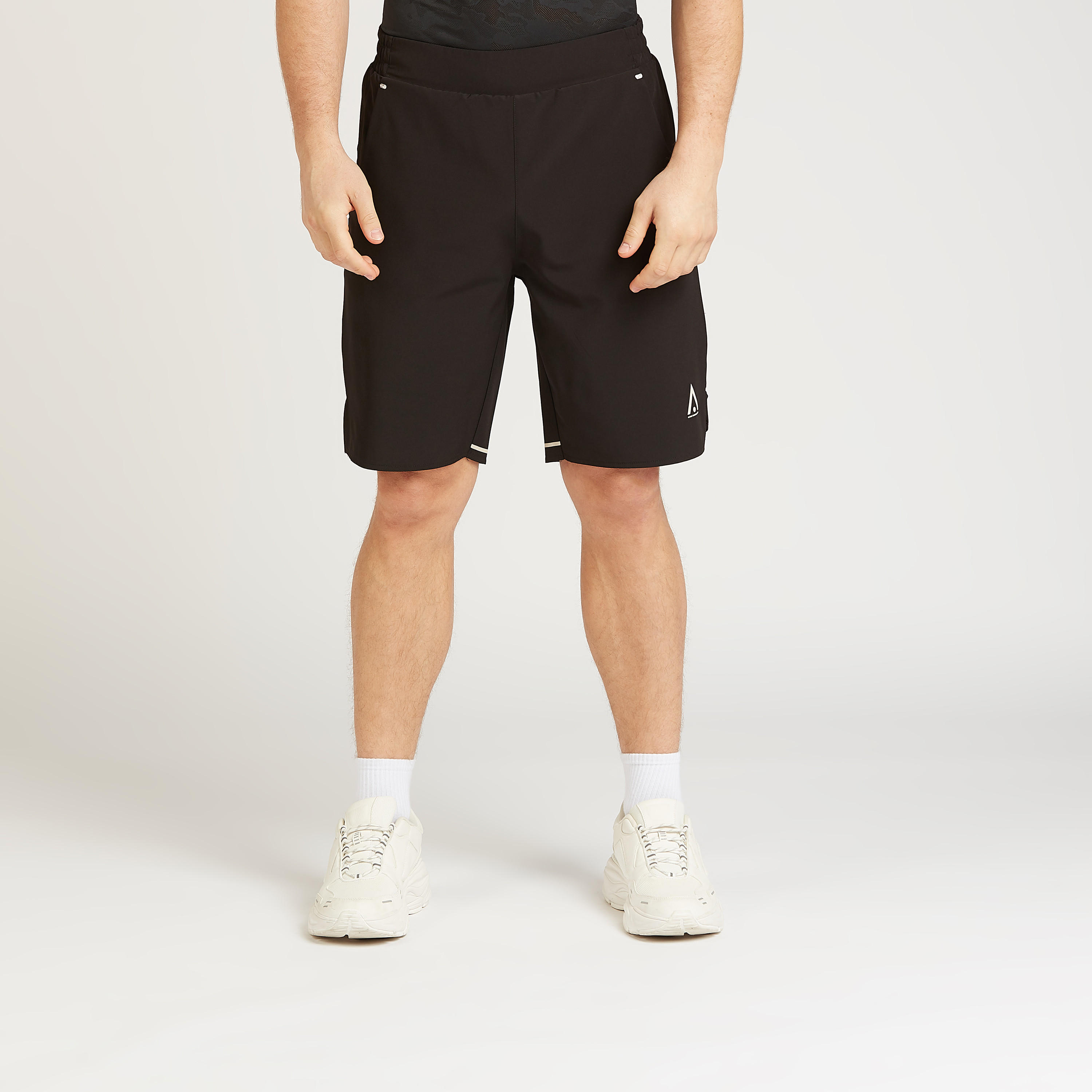 شورت سادة بتفاصيل جيوب وخصر مطاطي-men-clothing-sportswearandactivewear-bottoms-image-1
