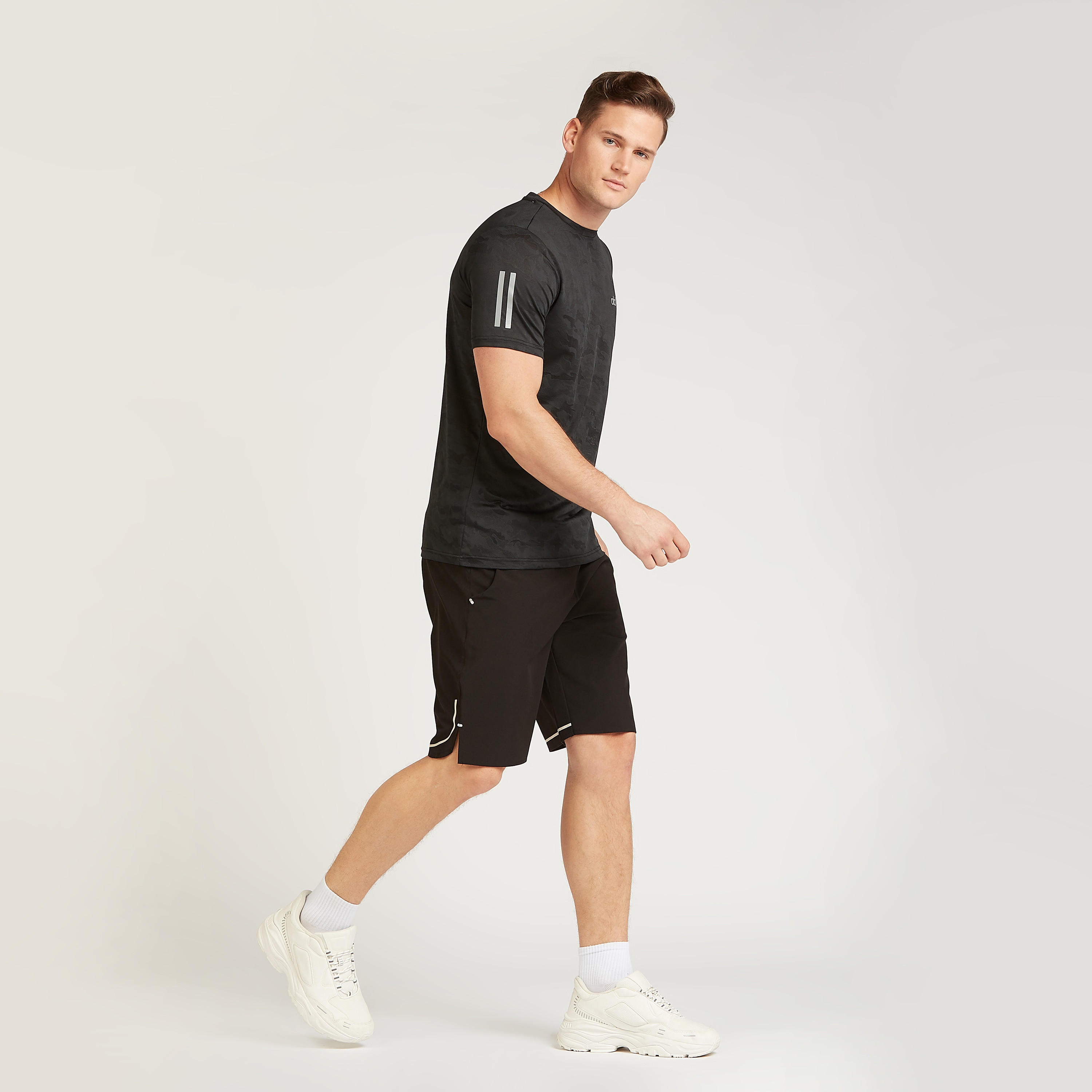 شورت سادة بتفاصيل جيوب وخصر مطاطي-men-clothing-sportswearandactivewear-bottoms-image-2