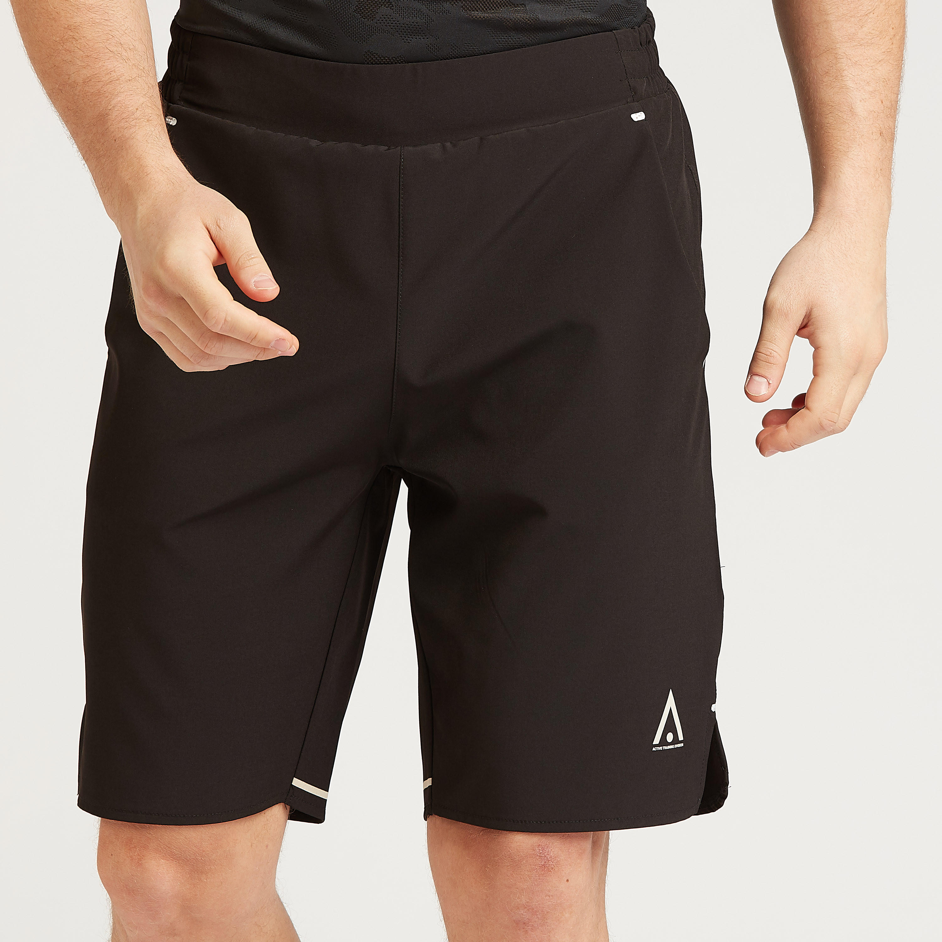 شورت سادة بتفاصيل جيوب وخصر مطاطي-men-clothing-sportswearandactivewear-bottoms-image-3