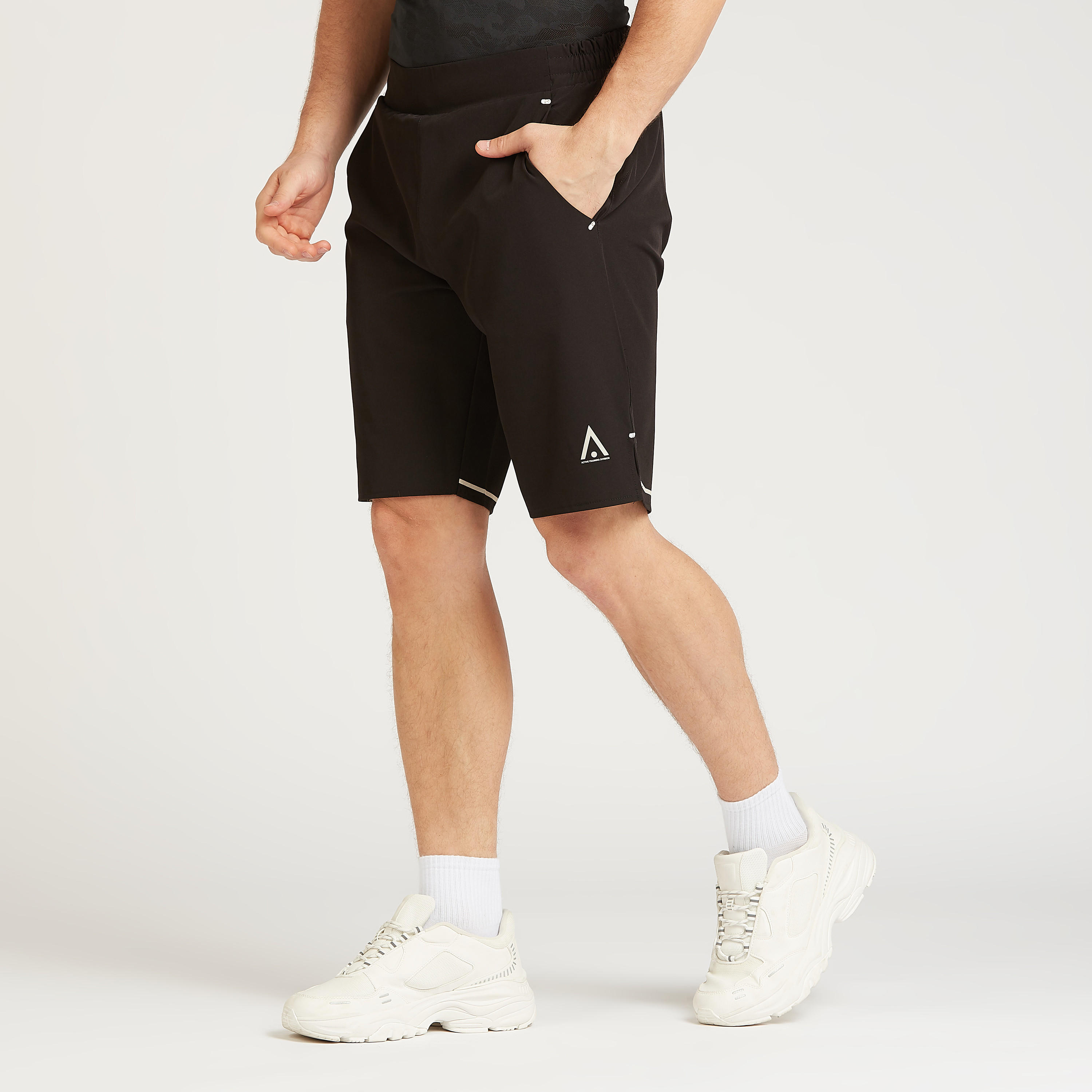 شورت سادة بتفاصيل جيوب وخصر مطاطي-men-clothing-sportswearandactivewear-bottoms-image-4