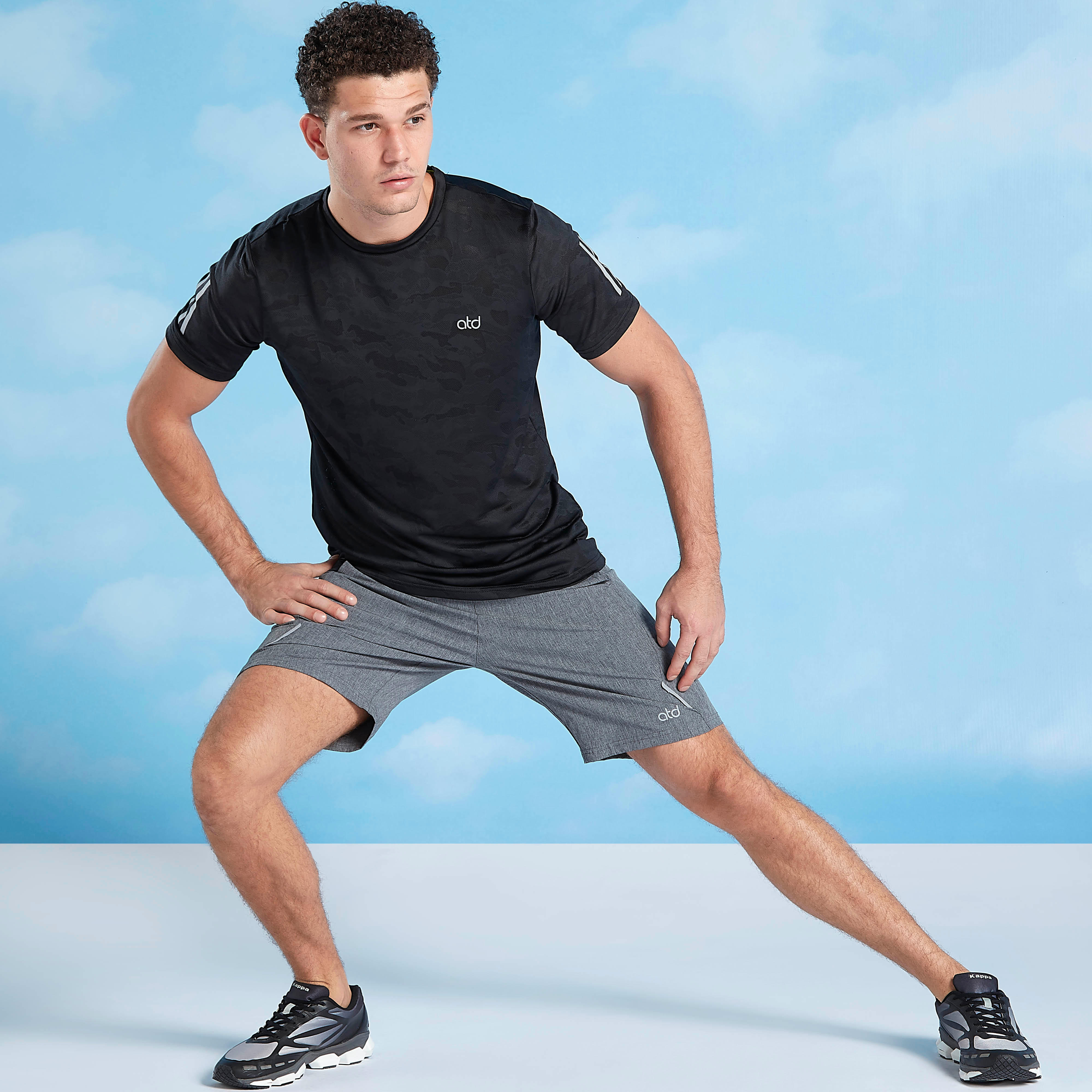تيشيرت سليم بياقة ضيّقة وأكمام قصيرة وطبعات-men-clothing-sportswearandactivewear-tshirtsandpolos-image-5
