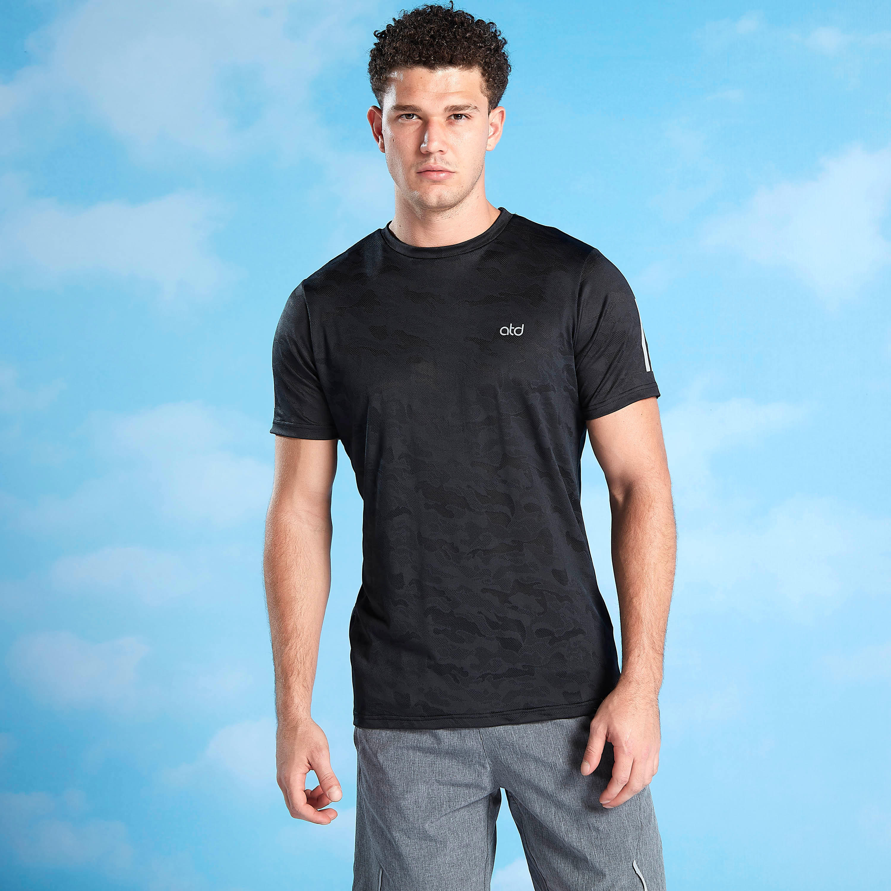 تيشيرت سليم بياقة ضيّقة وأكمام قصيرة وطبعات-men-clothing-sportswearandactivewear-tshirtsandpolos-image-4