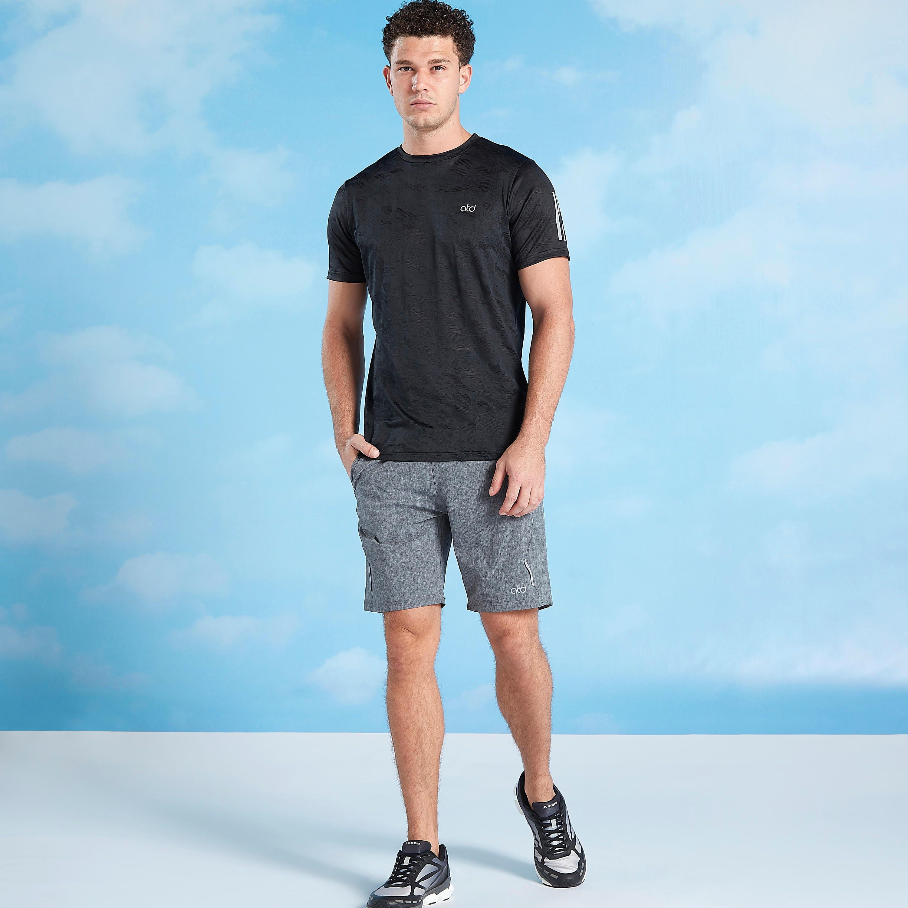 تيشيرت سليم بياقة ضيّقة وأكمام قصيرة وطبعات-men-clothing-sportswearandactivewear-tshirtsandpolos-image-3
