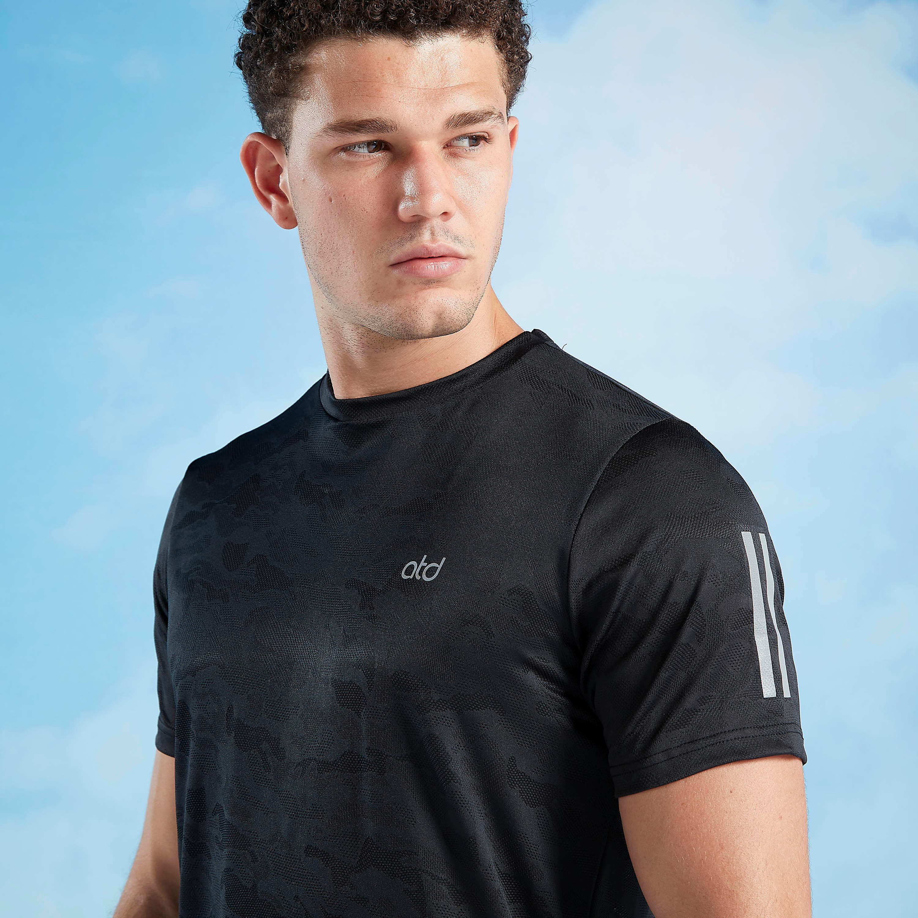 تيشيرت سليم بياقة ضيّقة وأكمام قصيرة وطبعات-men-clothing-sportswearandactivewear-tshirtsandpolos-image-2