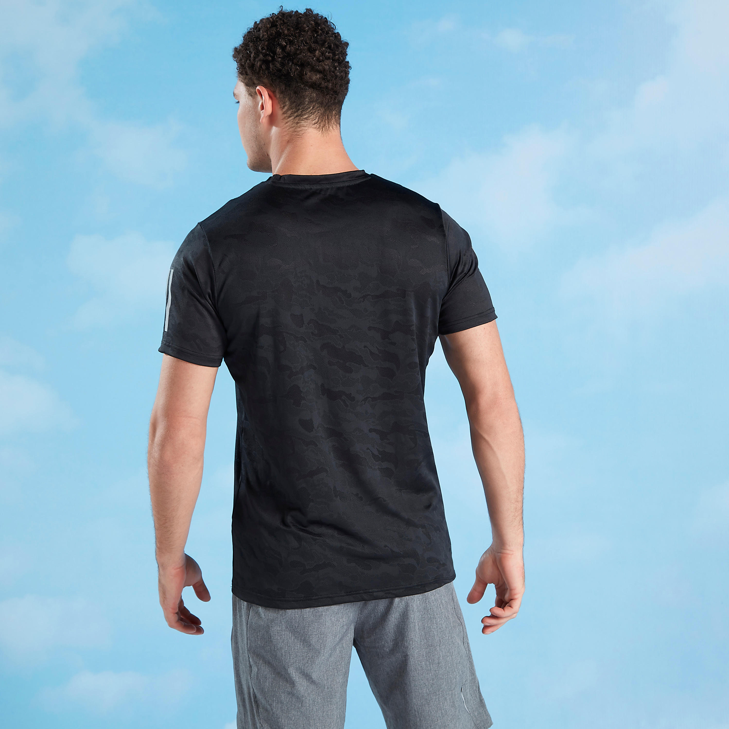 تيشيرت سليم بياقة ضيّقة وأكمام قصيرة وطبعات-men-clothing-sportswearandactivewear-tshirtsandpolos-image-1