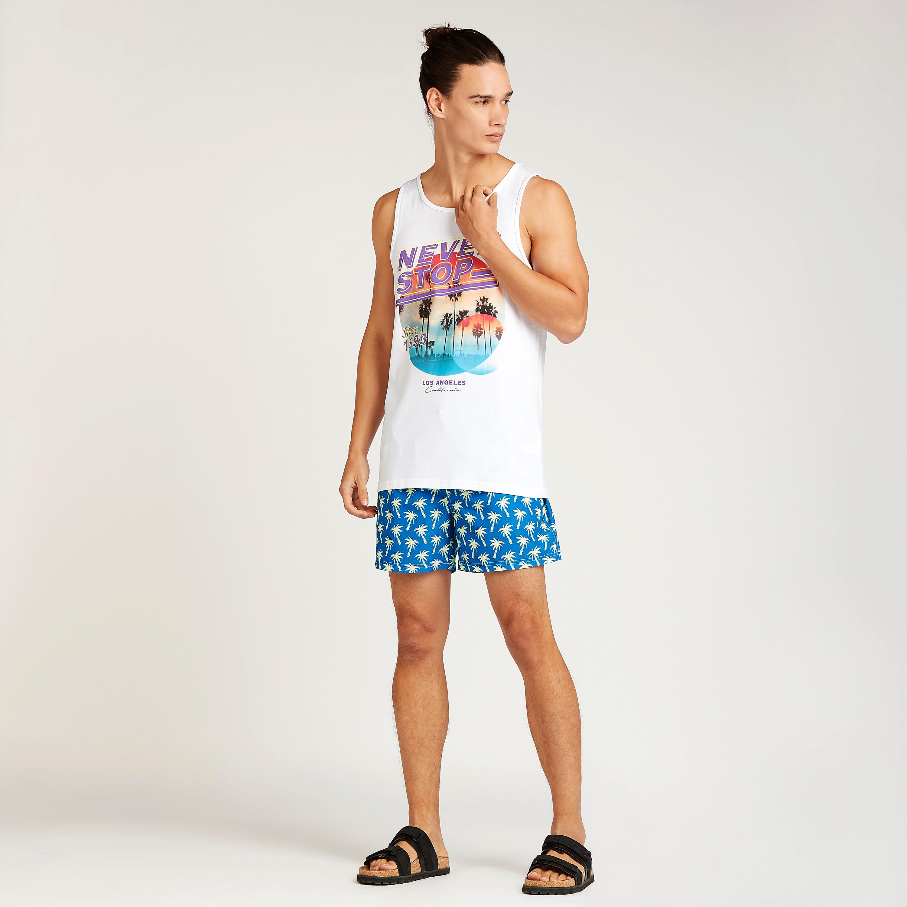 شورت سباحة بخصر مطاطي وجيوب وطبعات-men-clothing-bottoms-shorts-image-4