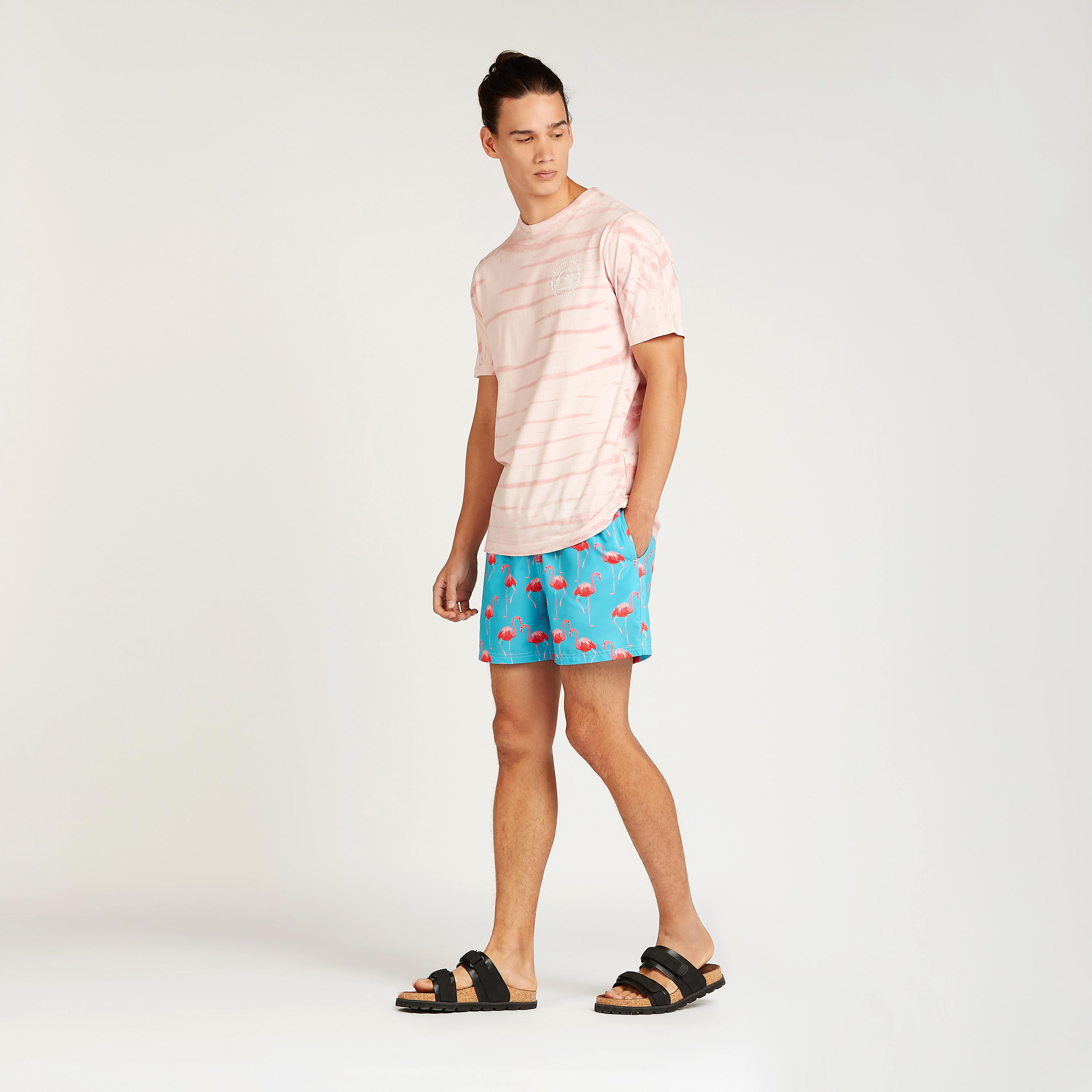 شورت بطبعات فلامينجو وتفاصيل جيوب ورباط-men-clothing-bottoms-shorts-image-2