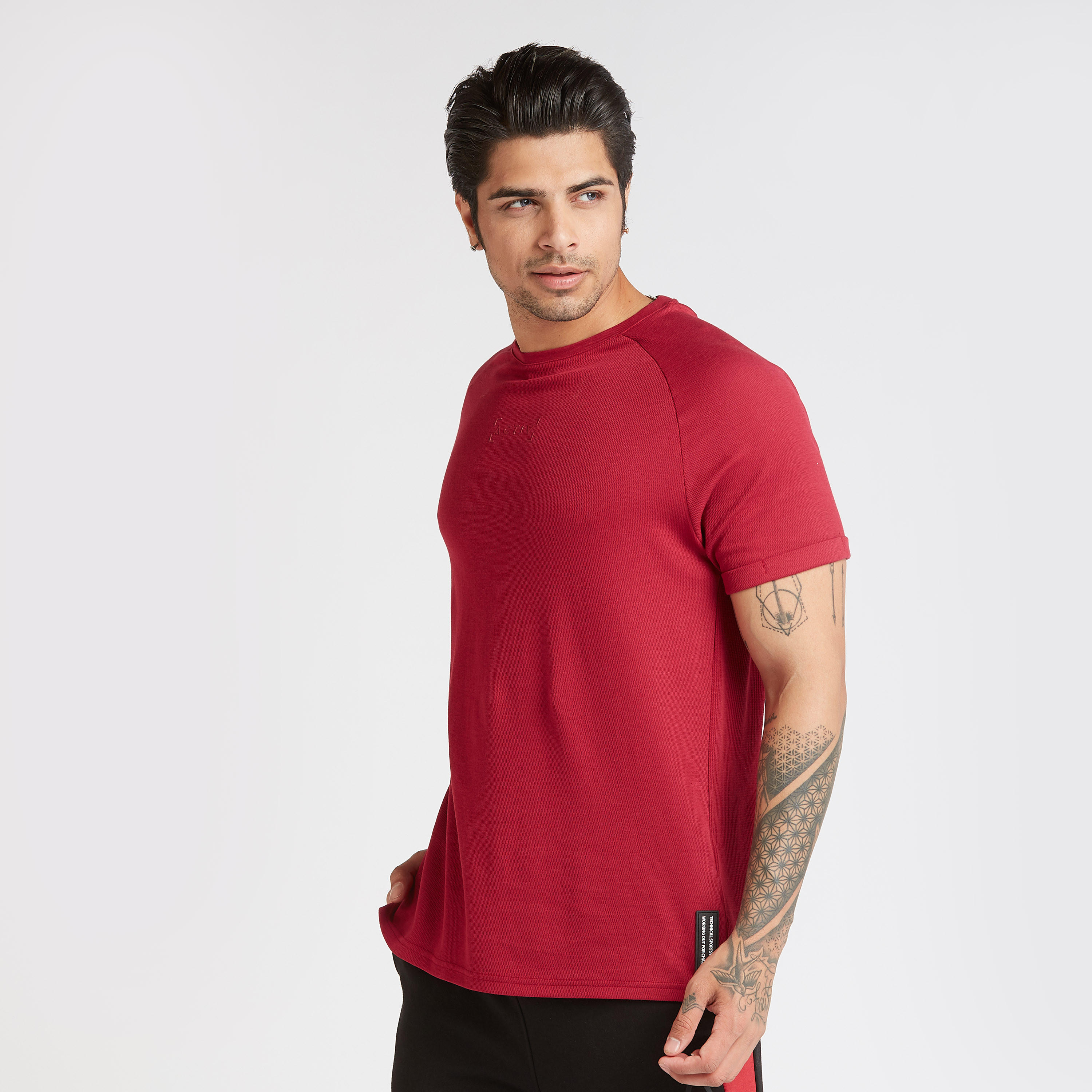 تيشيرت سادة بياقة ضيّقة وأكمام مغايرة-men-clothing-sportswearandactivewear-tshirtsandpolos-image-6