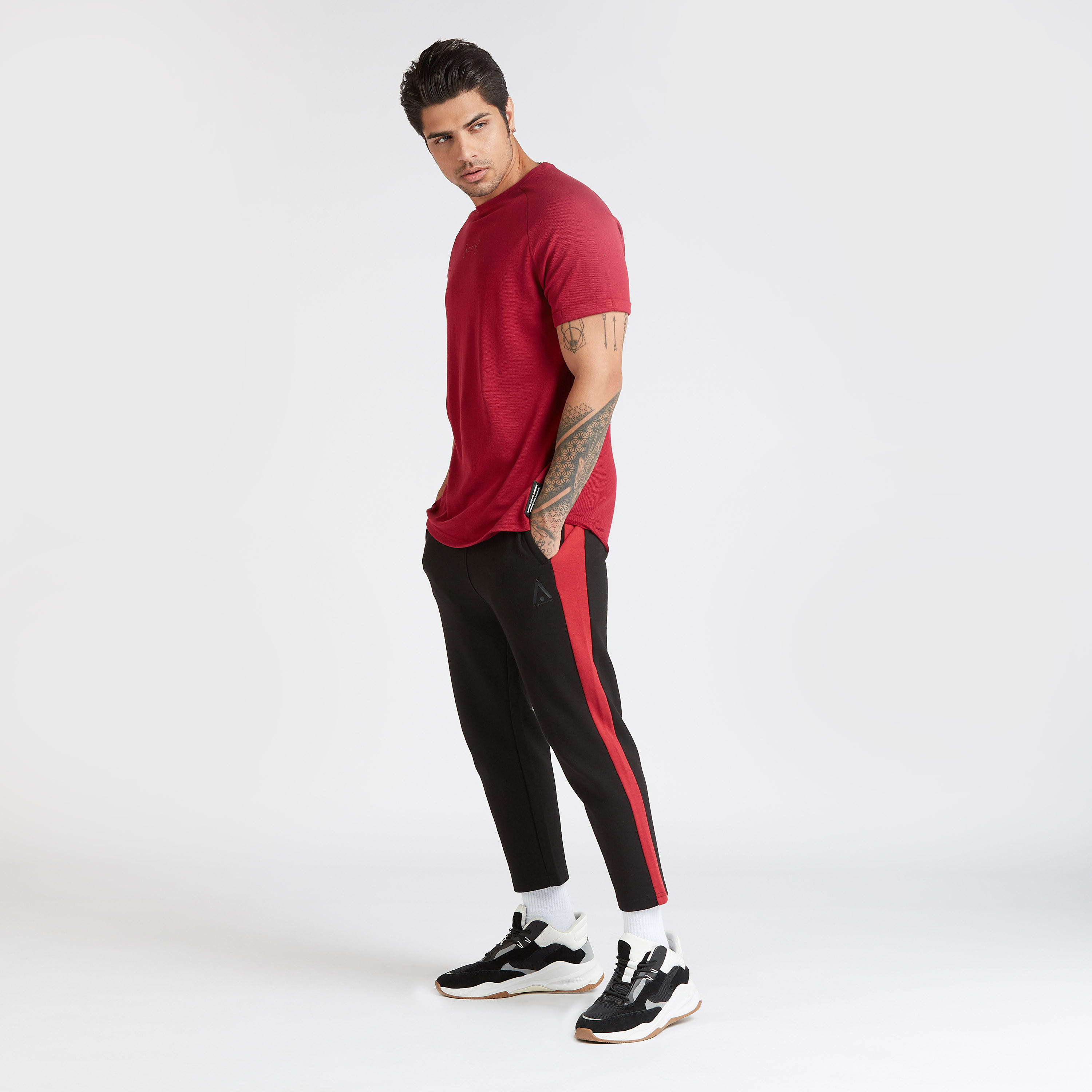 تيشيرت سادة بياقة ضيّقة وأكمام مغايرة-men-clothing-sportswearandactivewear-tshirtsandpolos-image-5