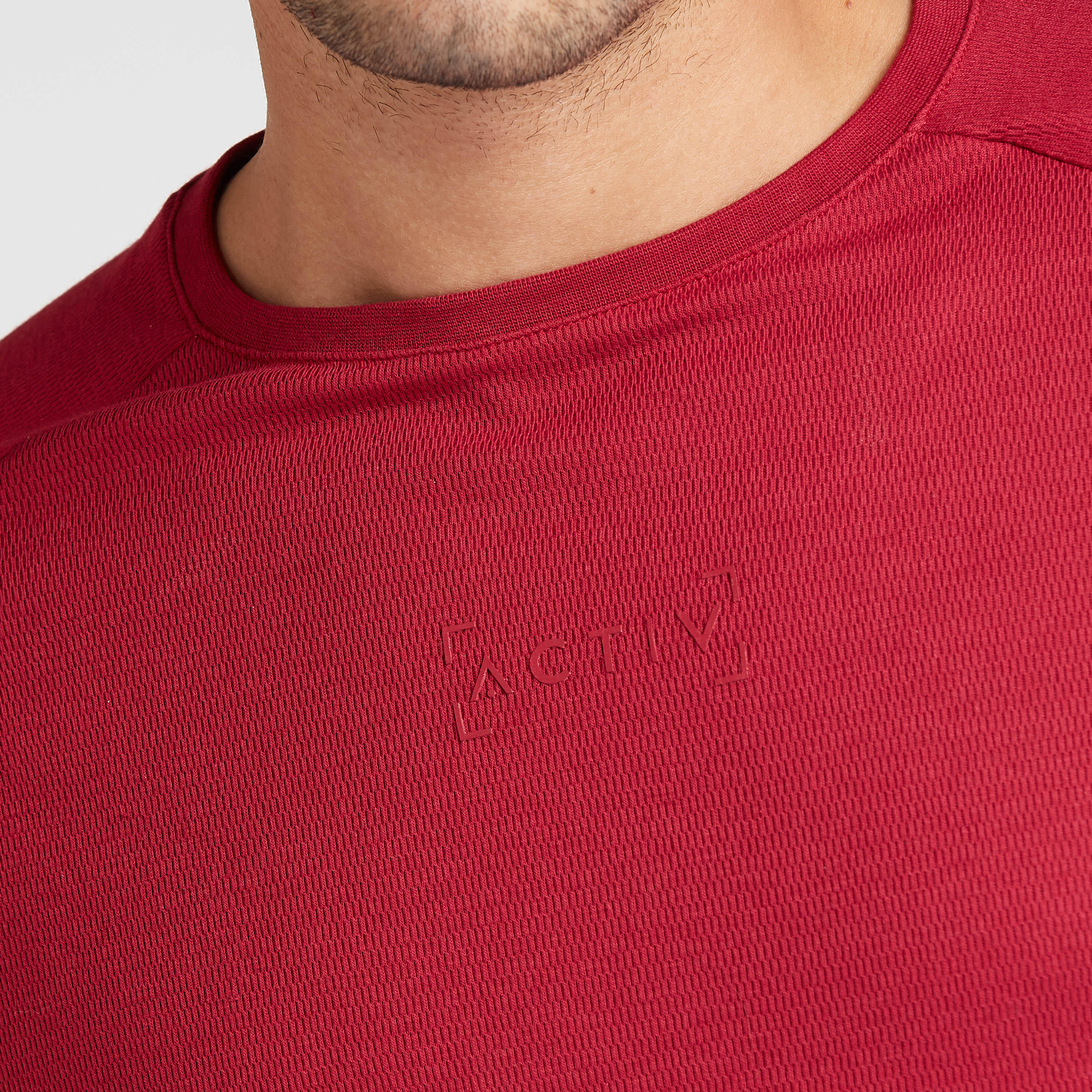 تيشيرت سادة بياقة ضيّقة وأكمام مغايرة-men-clothing-sportswearandactivewear-tshirtsandpolos-image-4