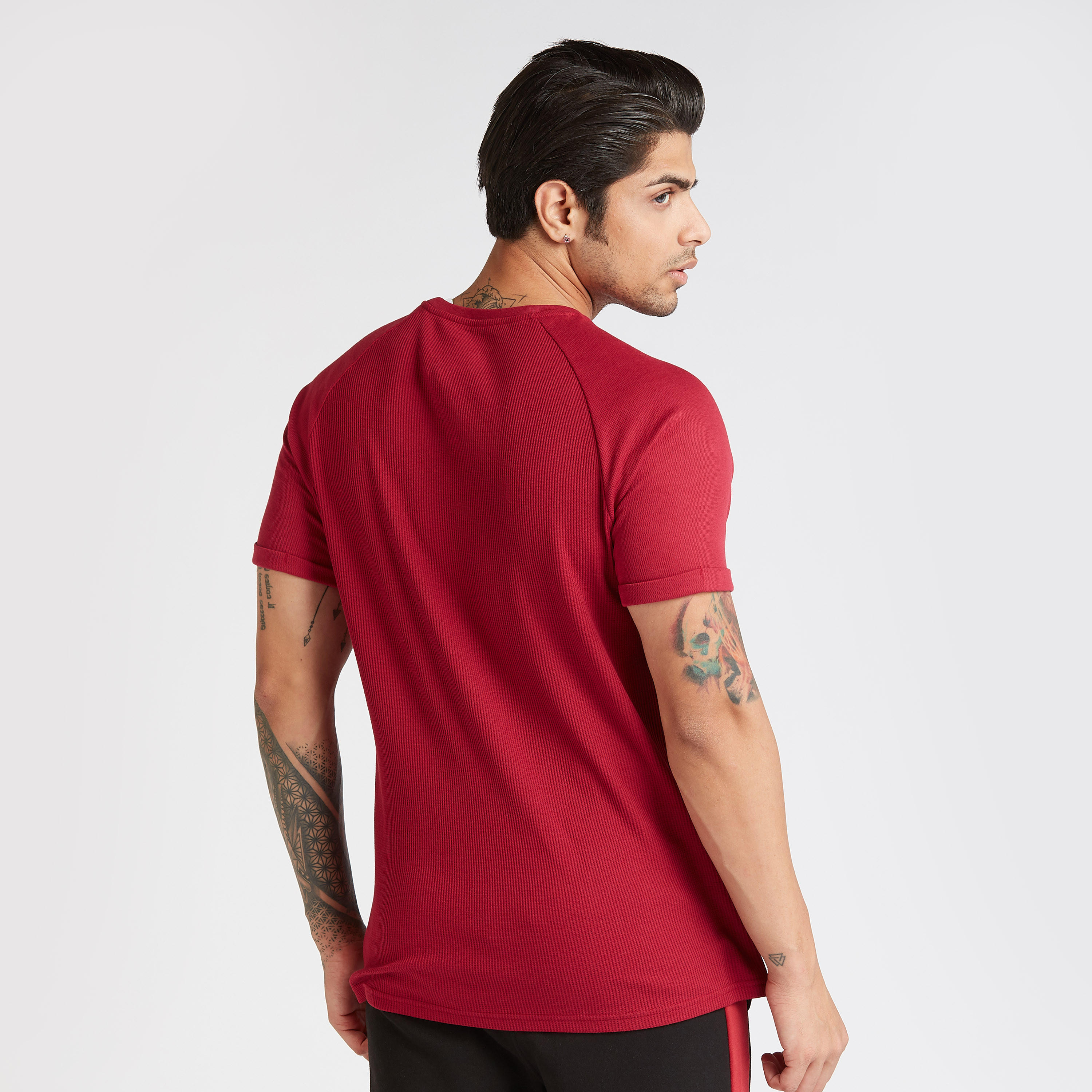 تيشيرت سادة بياقة ضيّقة وأكمام مغايرة-men-clothing-sportswearandactivewear-tshirtsandpolos-image-3