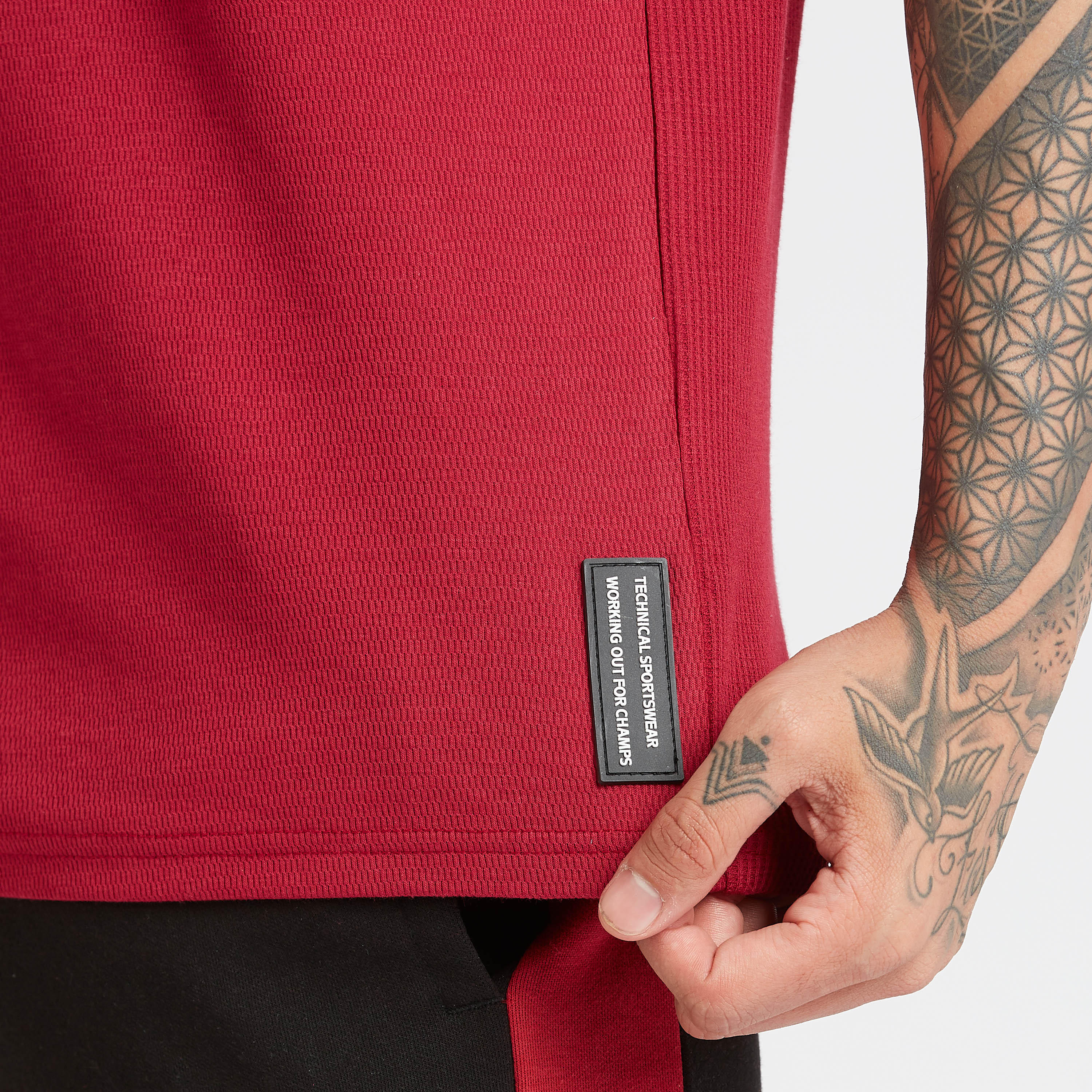 تيشيرت سادة بياقة ضيّقة وأكمام مغايرة-men-clothing-sportswearandactivewear-tshirtsandpolos-image-2