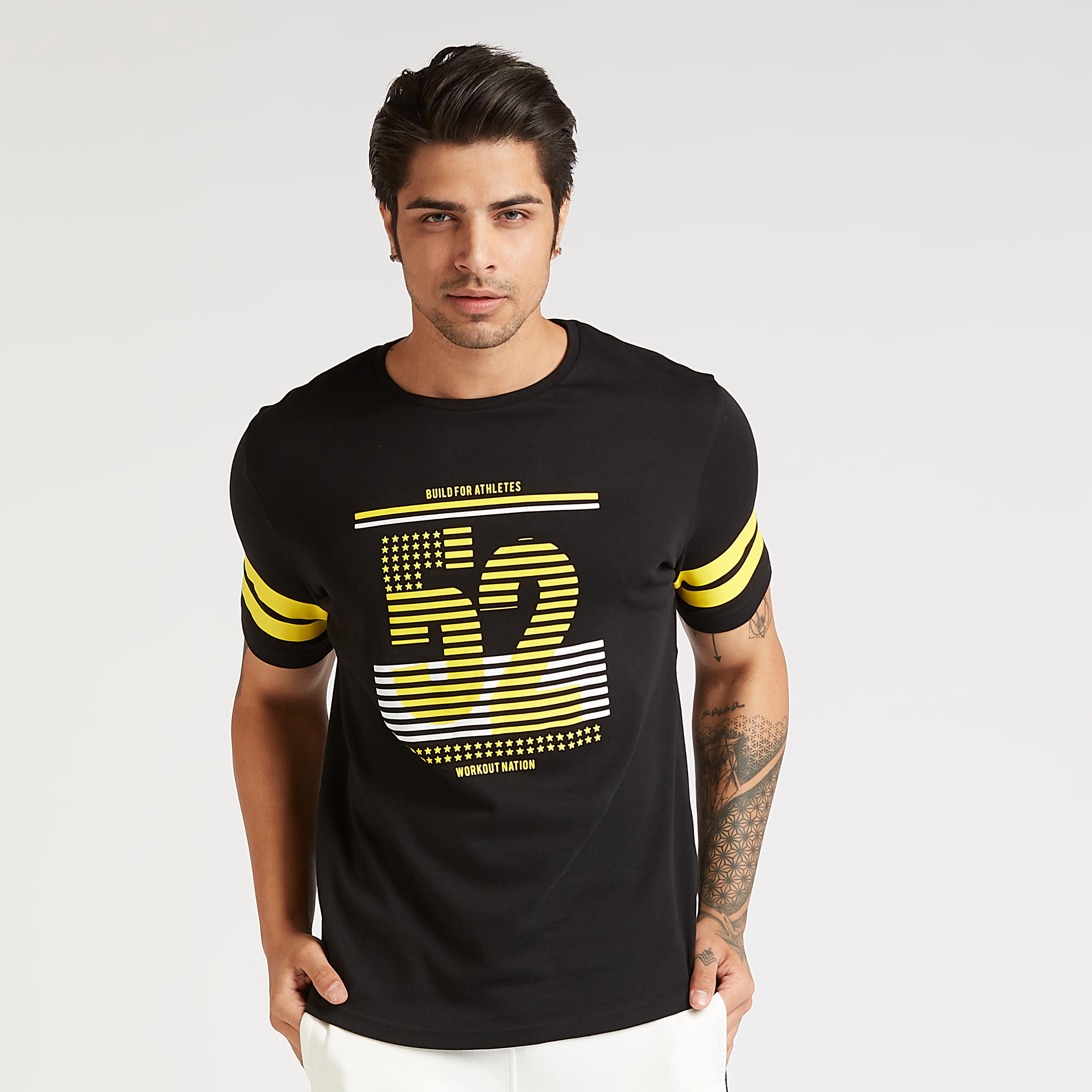 تيشيرت بياقة ضيّقة وأكمام قصيرة وطبعات-men-clothing-sportswearandactivewear-tshirtsandpolos-image-4