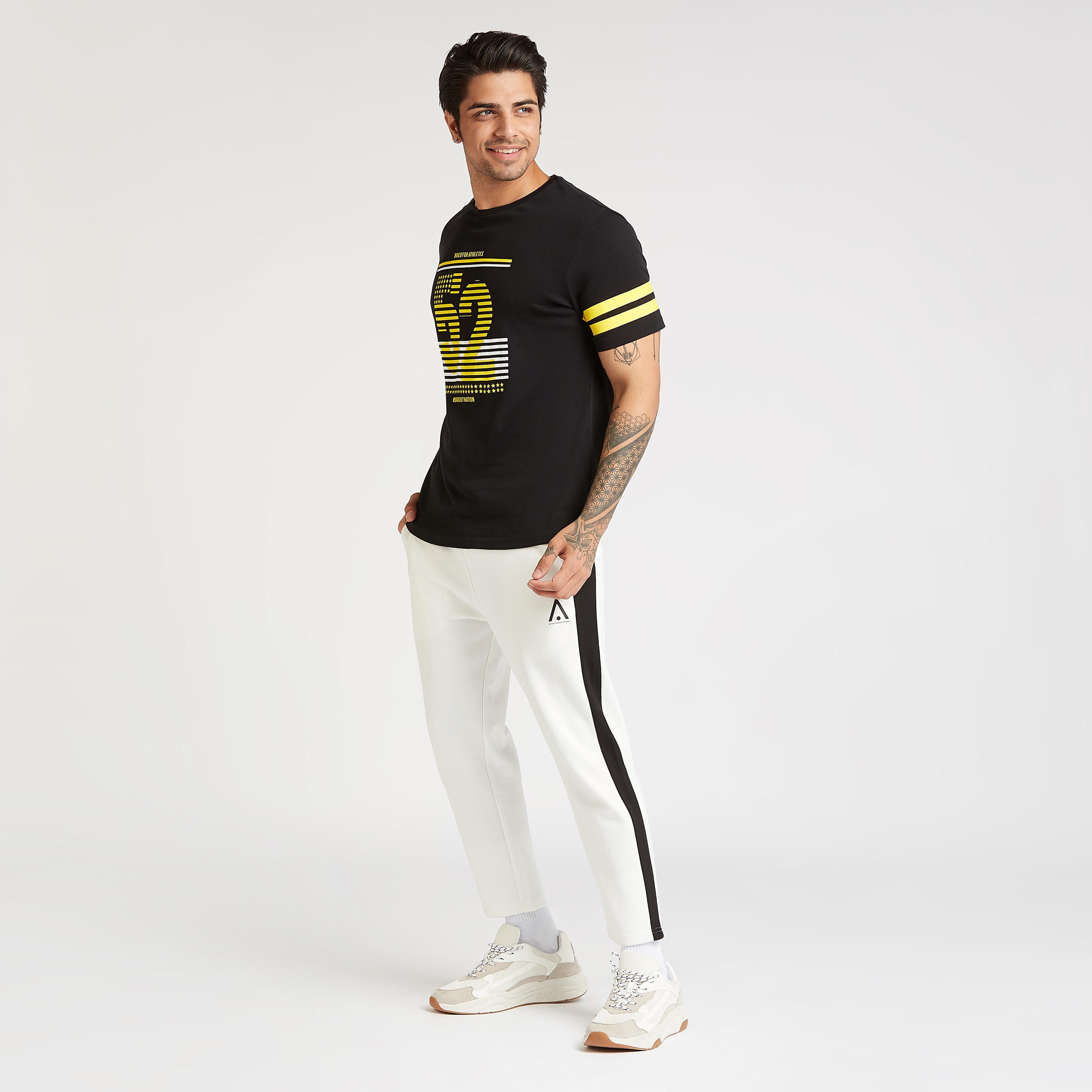 تيشيرت بياقة ضيّقة وأكمام قصيرة وطبعات-men-clothing-sportswearandactivewear-tshirtsandpolos-image-3