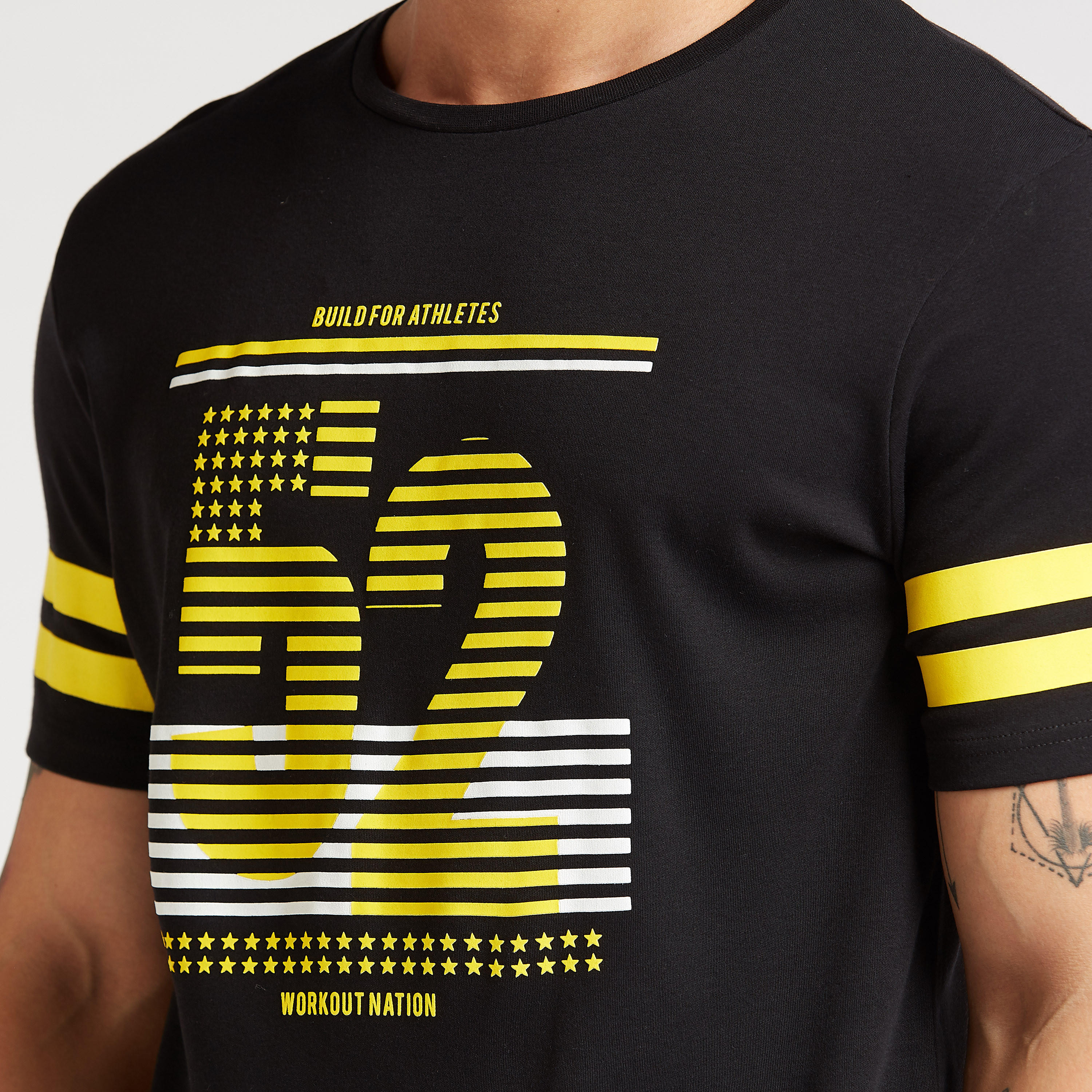 تيشيرت بياقة ضيّقة وأكمام قصيرة وطبعات-men-clothing-sportswearandactivewear-tshirtsandpolos-image-2