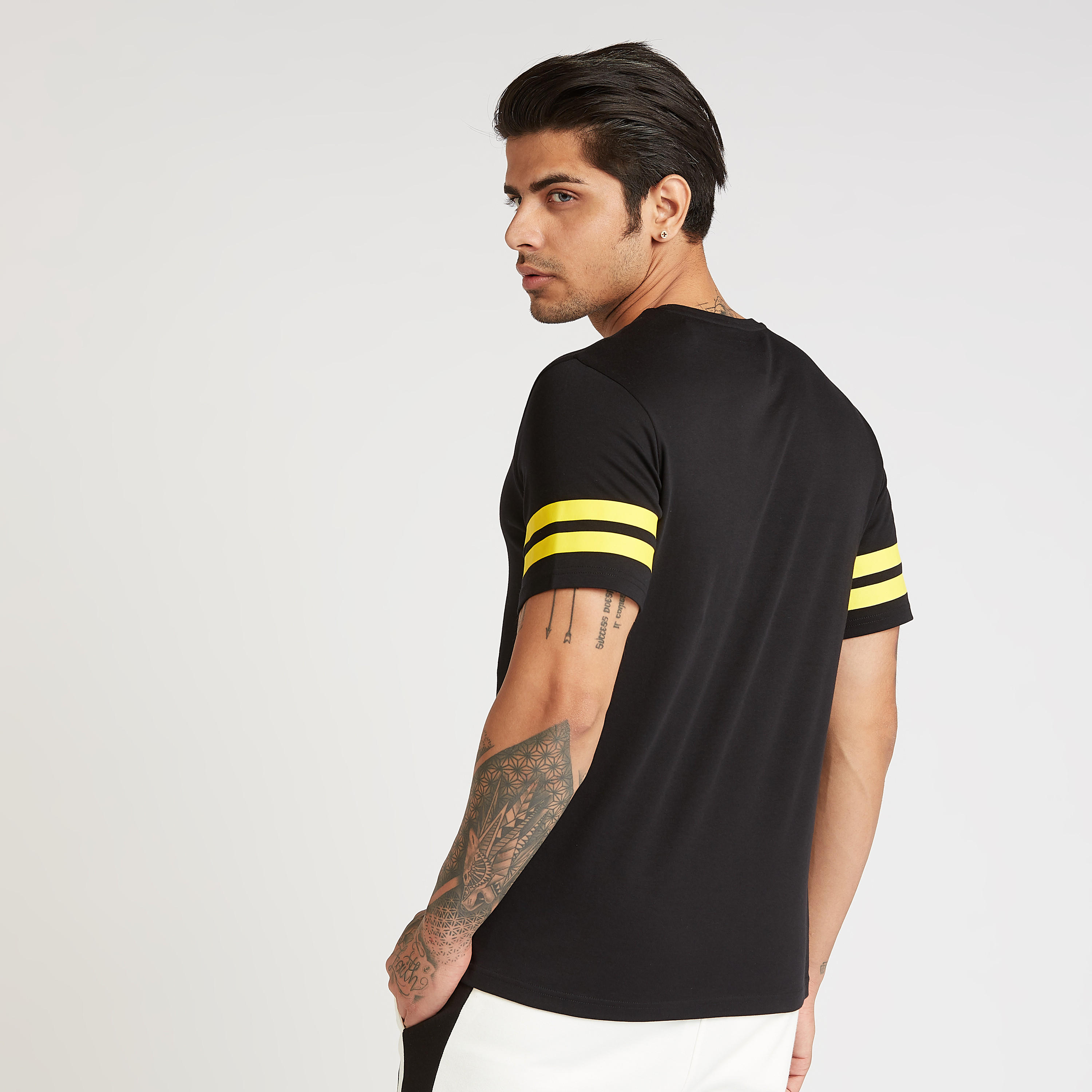 تيشيرت بياقة ضيّقة وأكمام قصيرة وطبعات-men-clothing-sportswearandactivewear-tshirtsandpolos-image-1