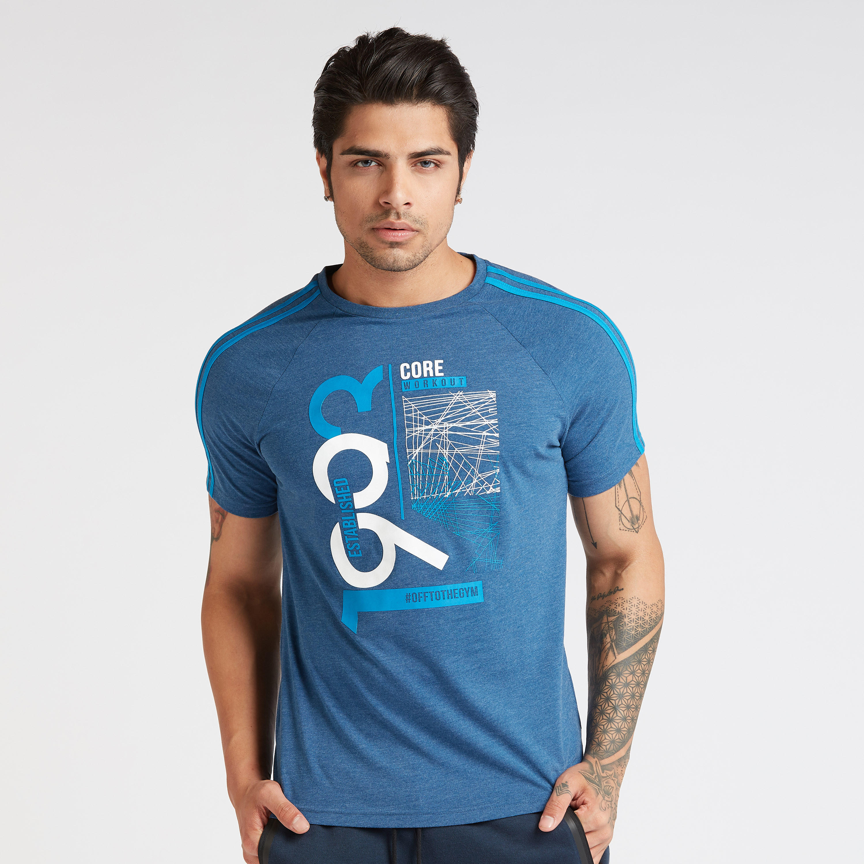 تيشيرت بياقة ضيّقة وأكمام قصيرة وطبعات-men-clothing-sportswearandactivewear-tshirtsandpolos-image-1