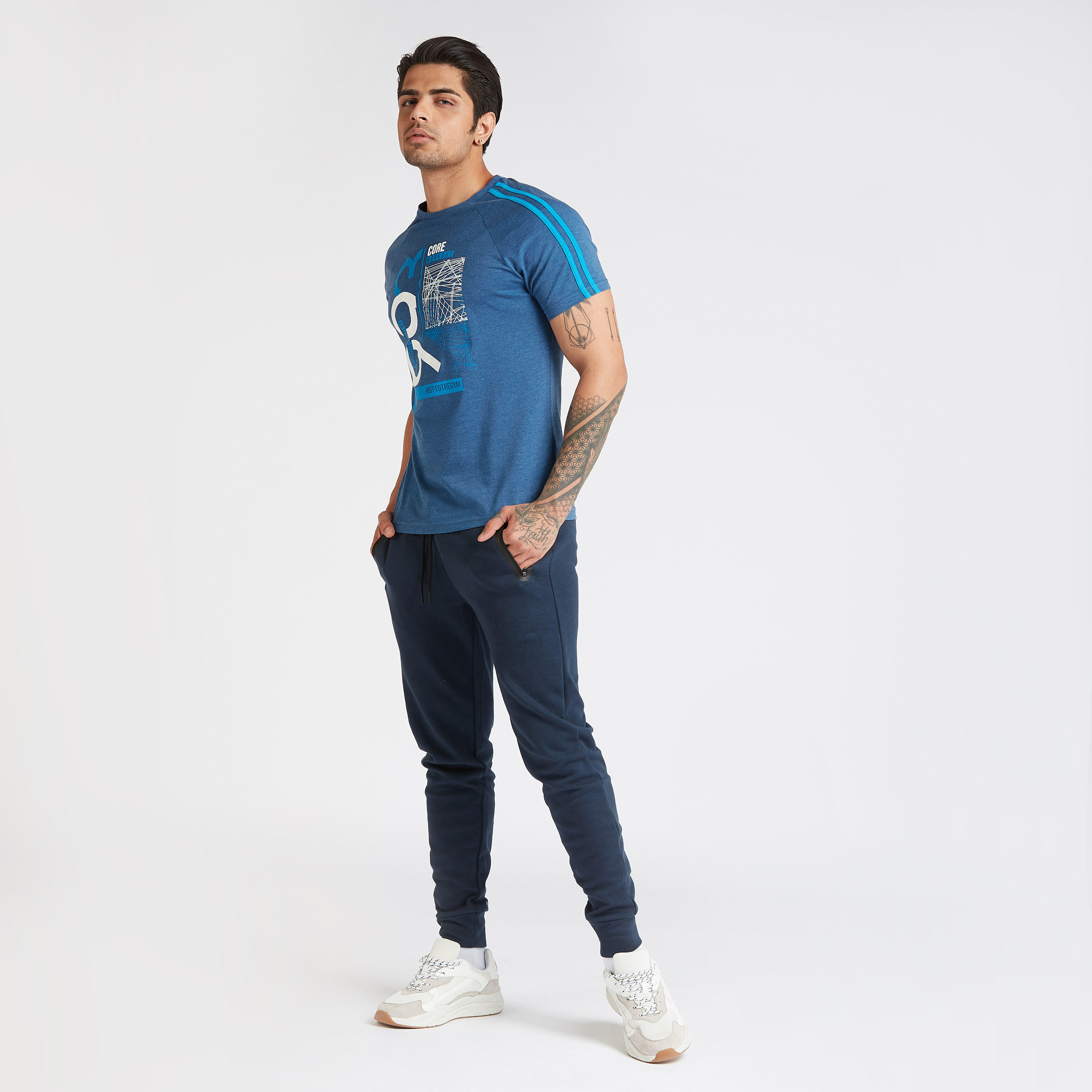 تيشيرت بياقة ضيّقة وأكمام قصيرة وطبعات-men-clothing-sportswearandactivewear-tshirtsandpolos-image-2