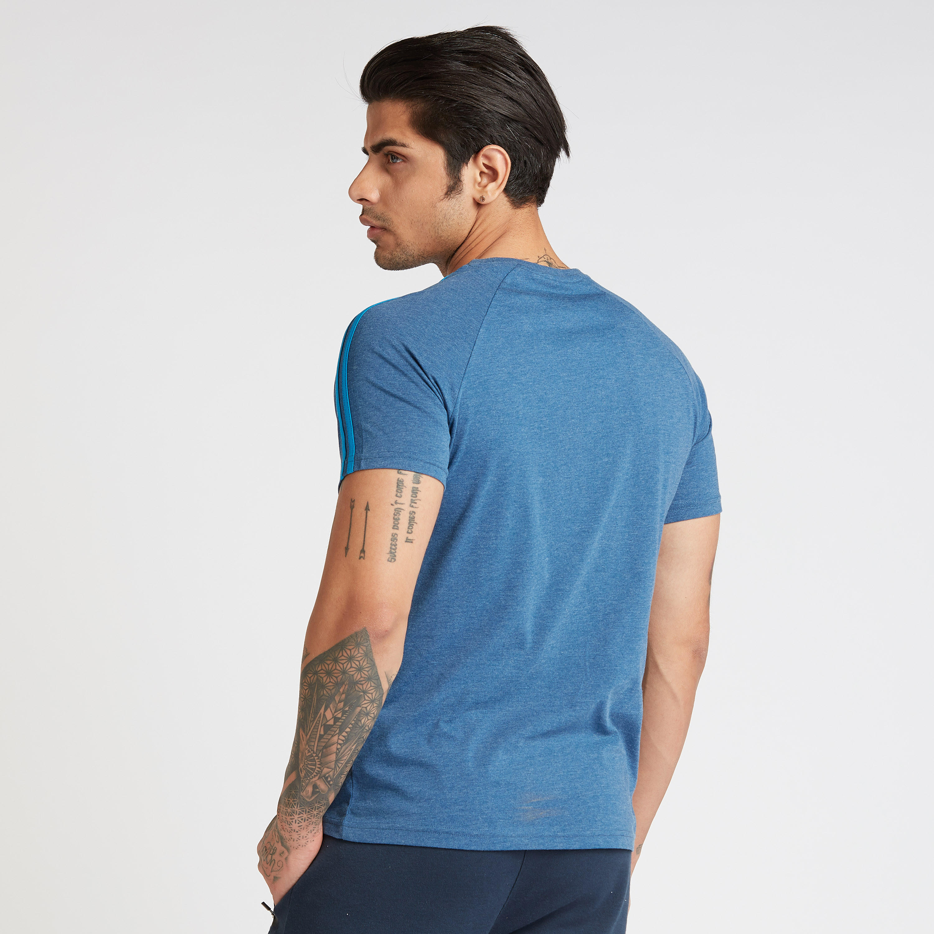 تيشيرت بياقة ضيّقة وأكمام قصيرة وطبعات-men-clothing-sportswearandactivewear-tshirtsandpolos-image-4