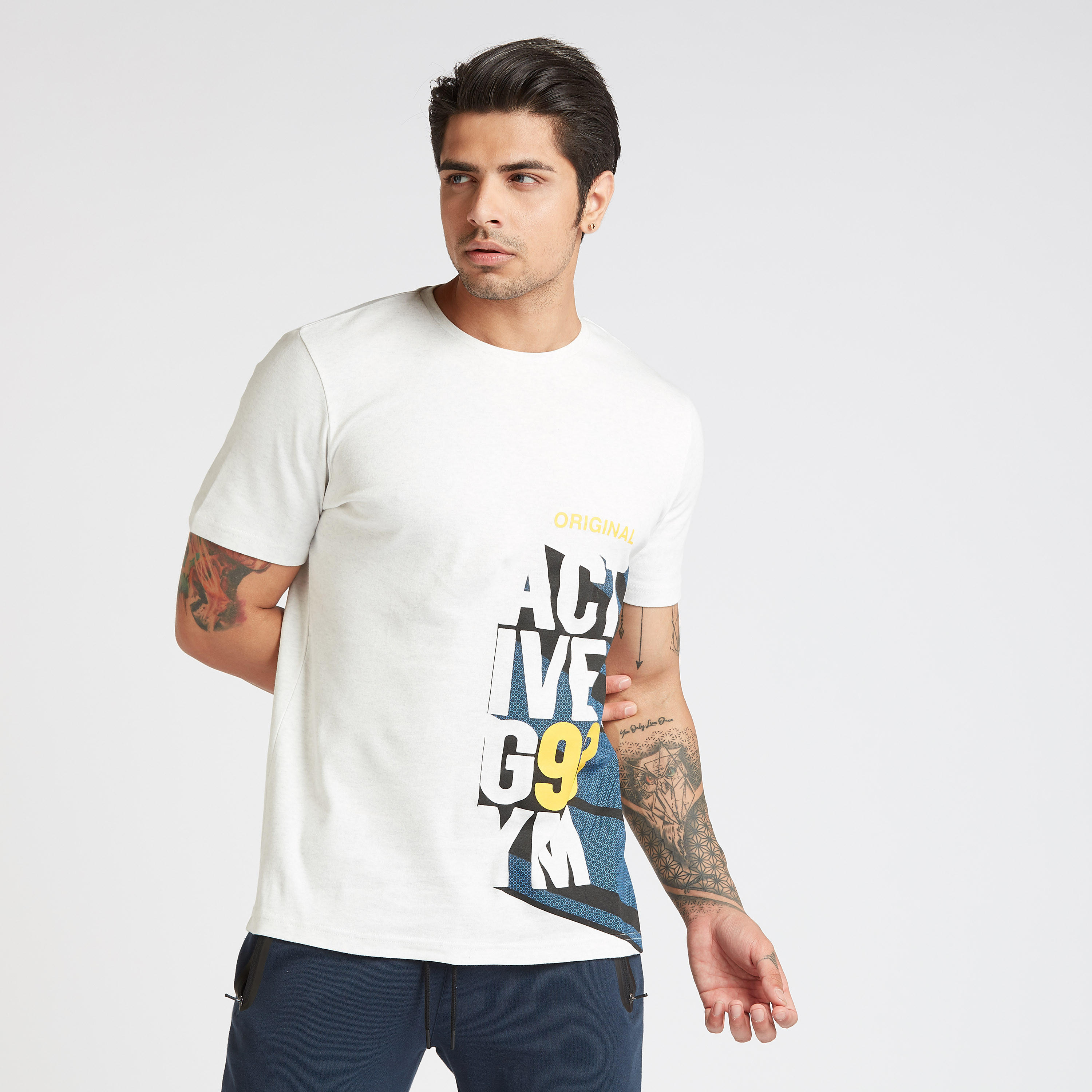 تيشيرت بياقة ضيّقة وأكمام قصيرة وطبعات-men-clothing-sportswearandactivewear-tshirtsandpolos-image-4