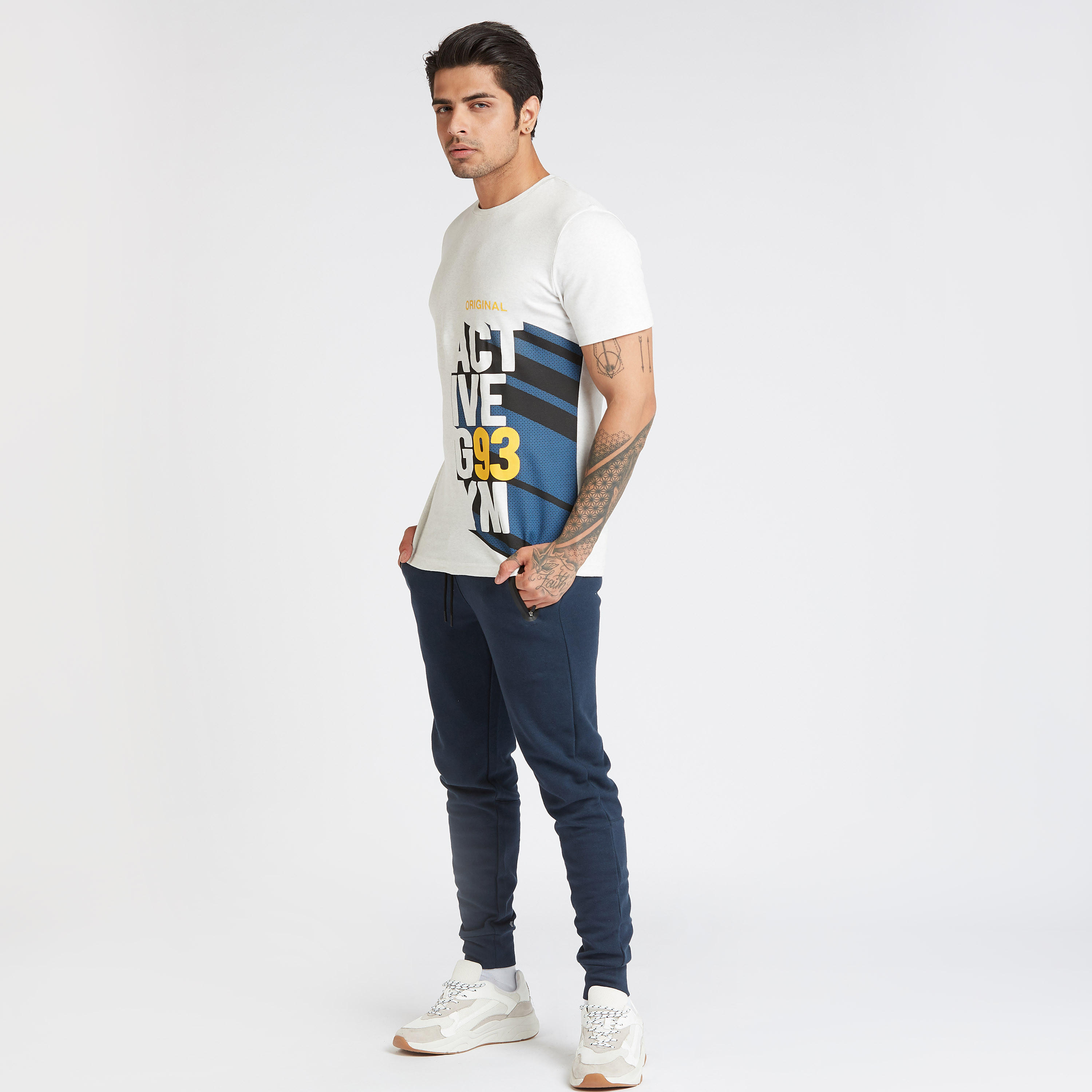 تيشيرت بياقة ضيّقة وأكمام قصيرة وطبعات-men-clothing-sportswearandactivewear-tshirtsandpolos-image-3