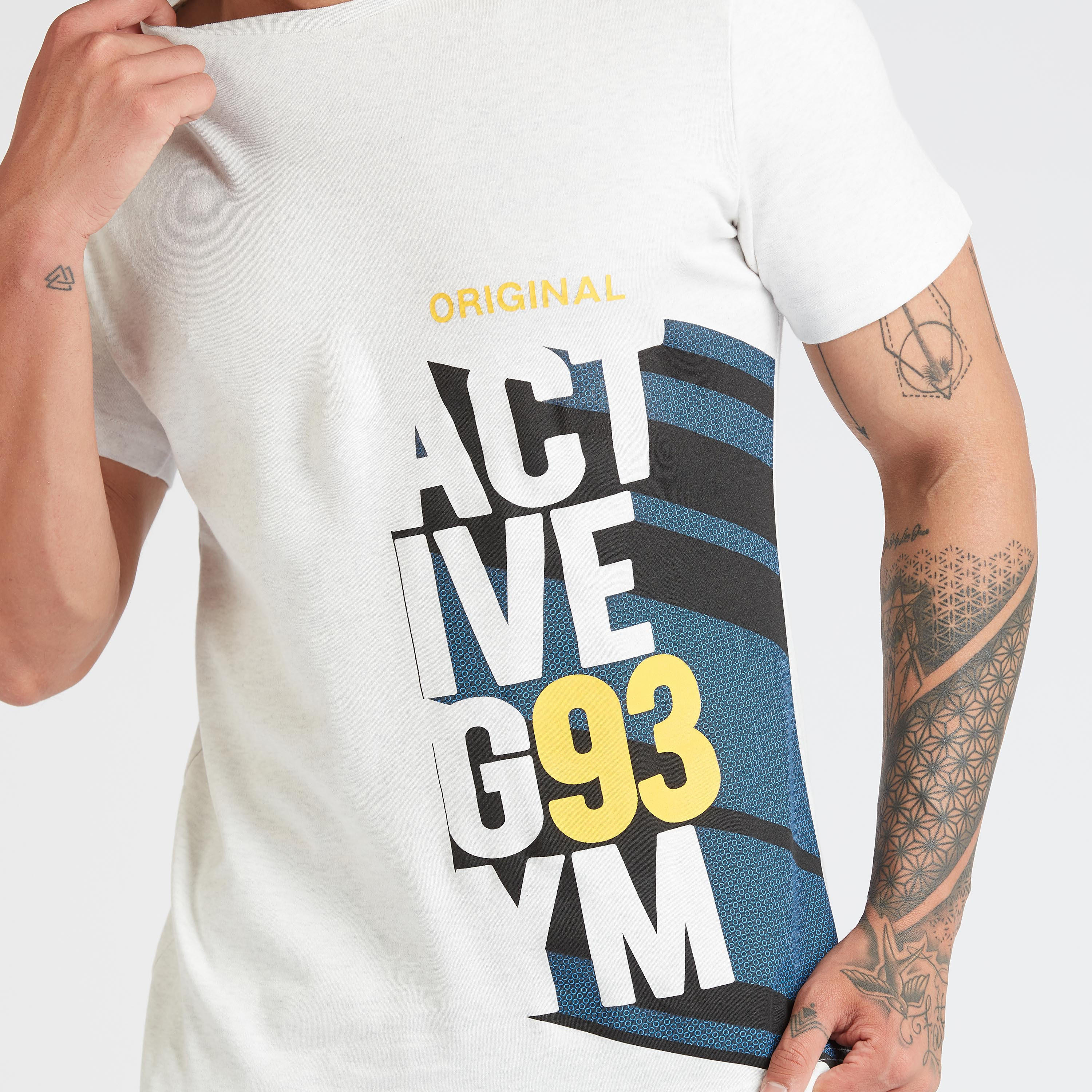 تيشيرت بياقة ضيّقة وأكمام قصيرة وطبعات-men-clothing-sportswearandactivewear-tshirtsandpolos-image-2