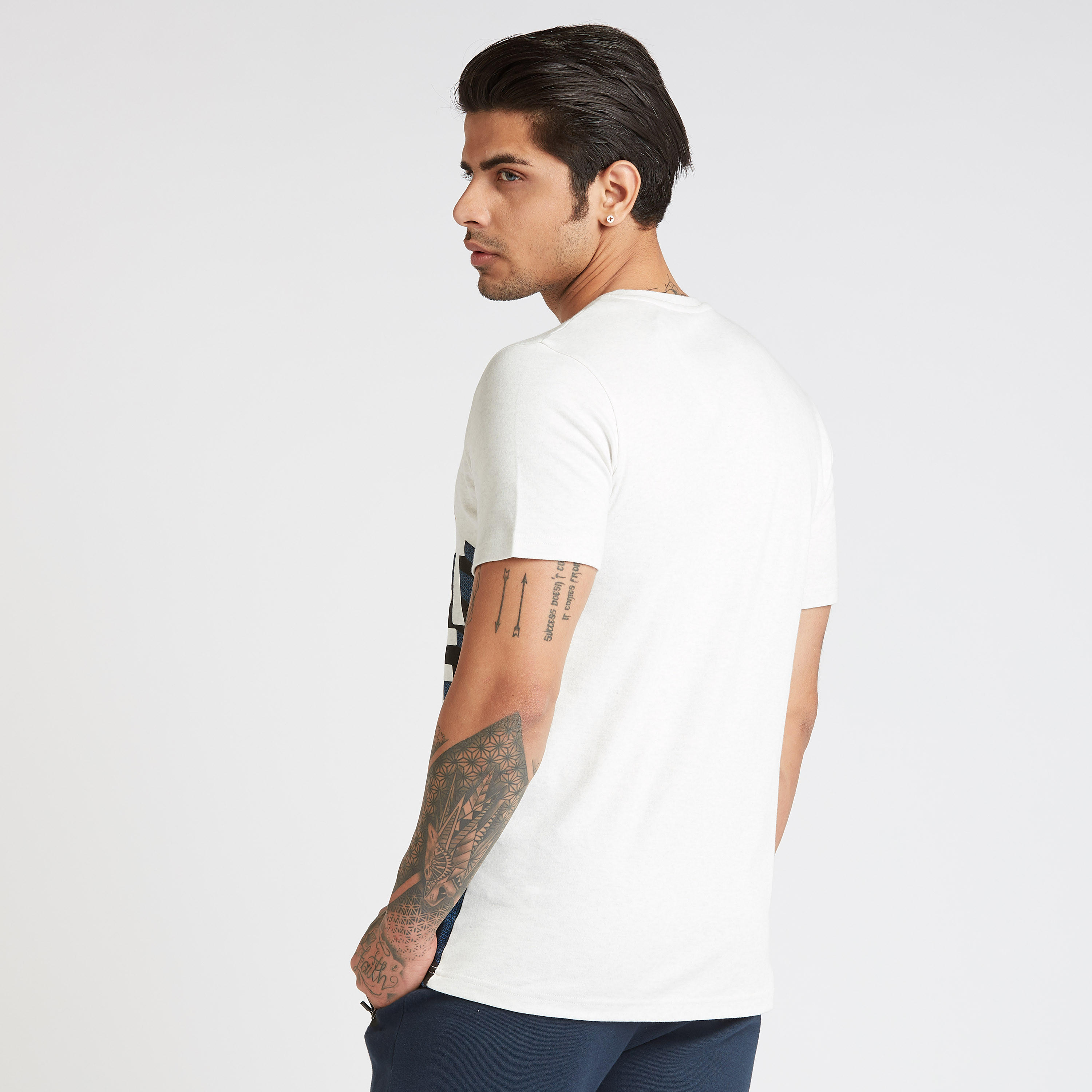 تيشيرت بياقة ضيّقة وأكمام قصيرة وطبعات-men-clothing-sportswearandactivewear-tshirtsandpolos-image-1