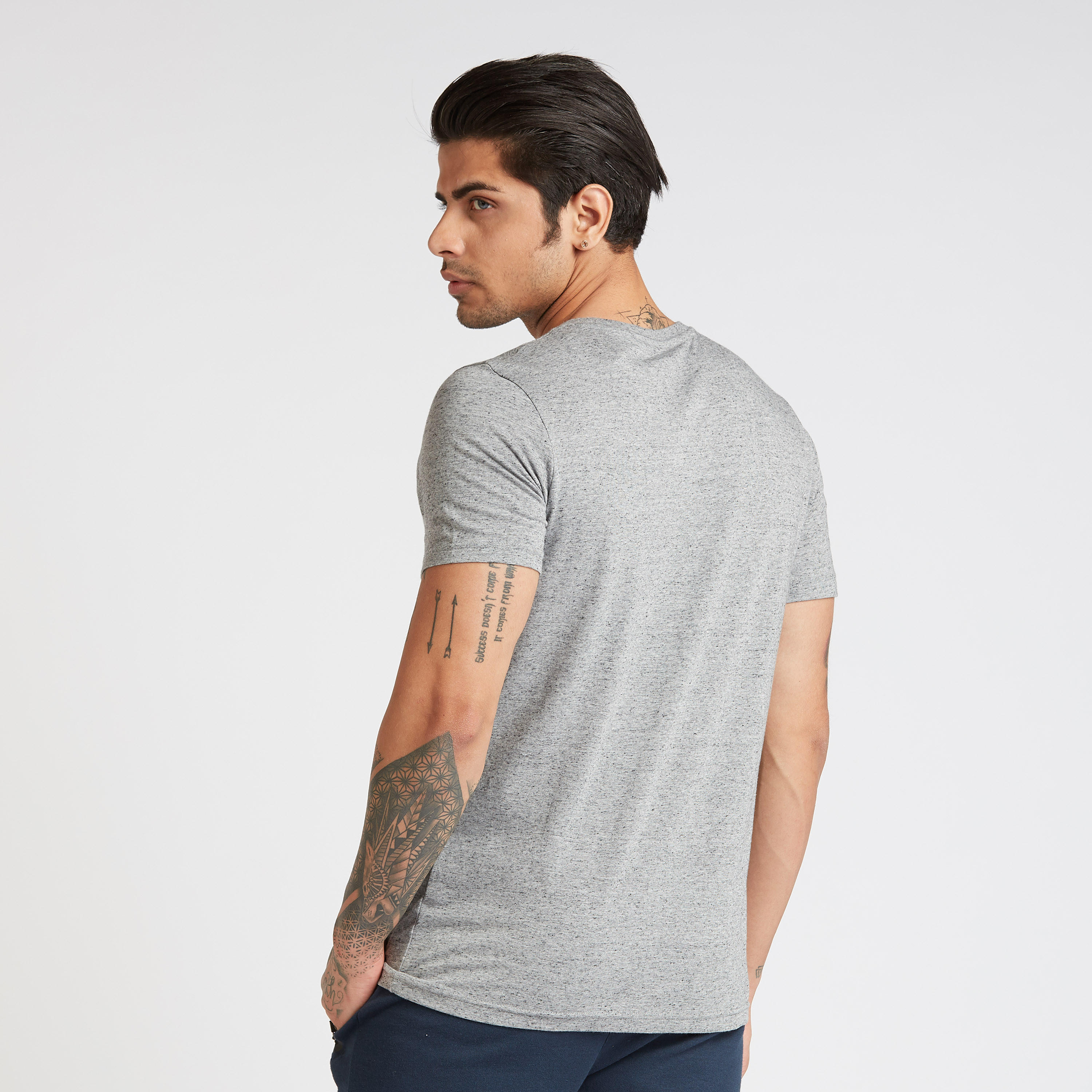 تيشيرت بياقة ضيّقة وأكمام قصيرة وطبعات-men-clothing-sportswearandactivewear-tshirtsandpolos-image-4