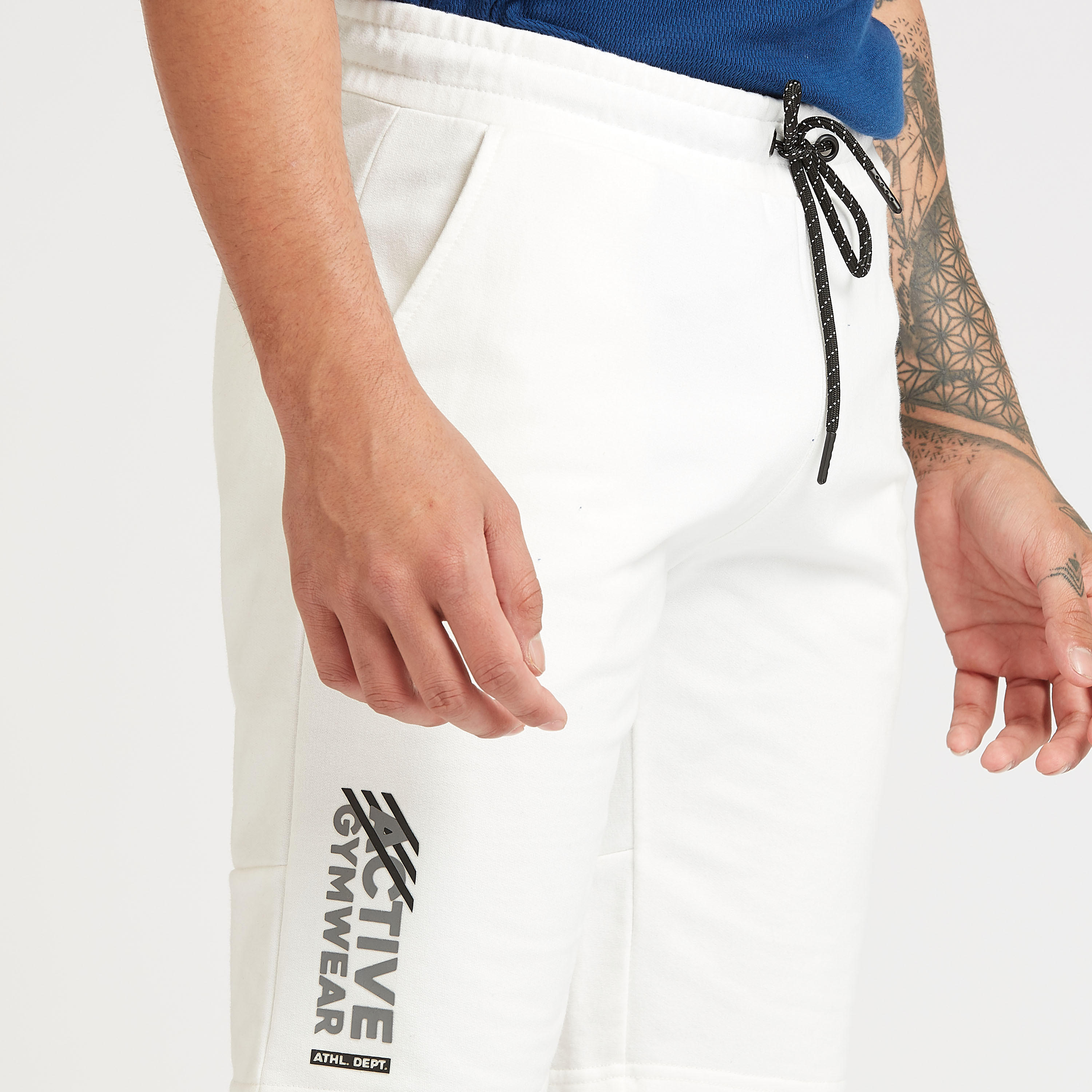 شورت سادة بجيوب وتفاصيل رباط-men-clothing-sportswearandactivewear-bottoms-image-3