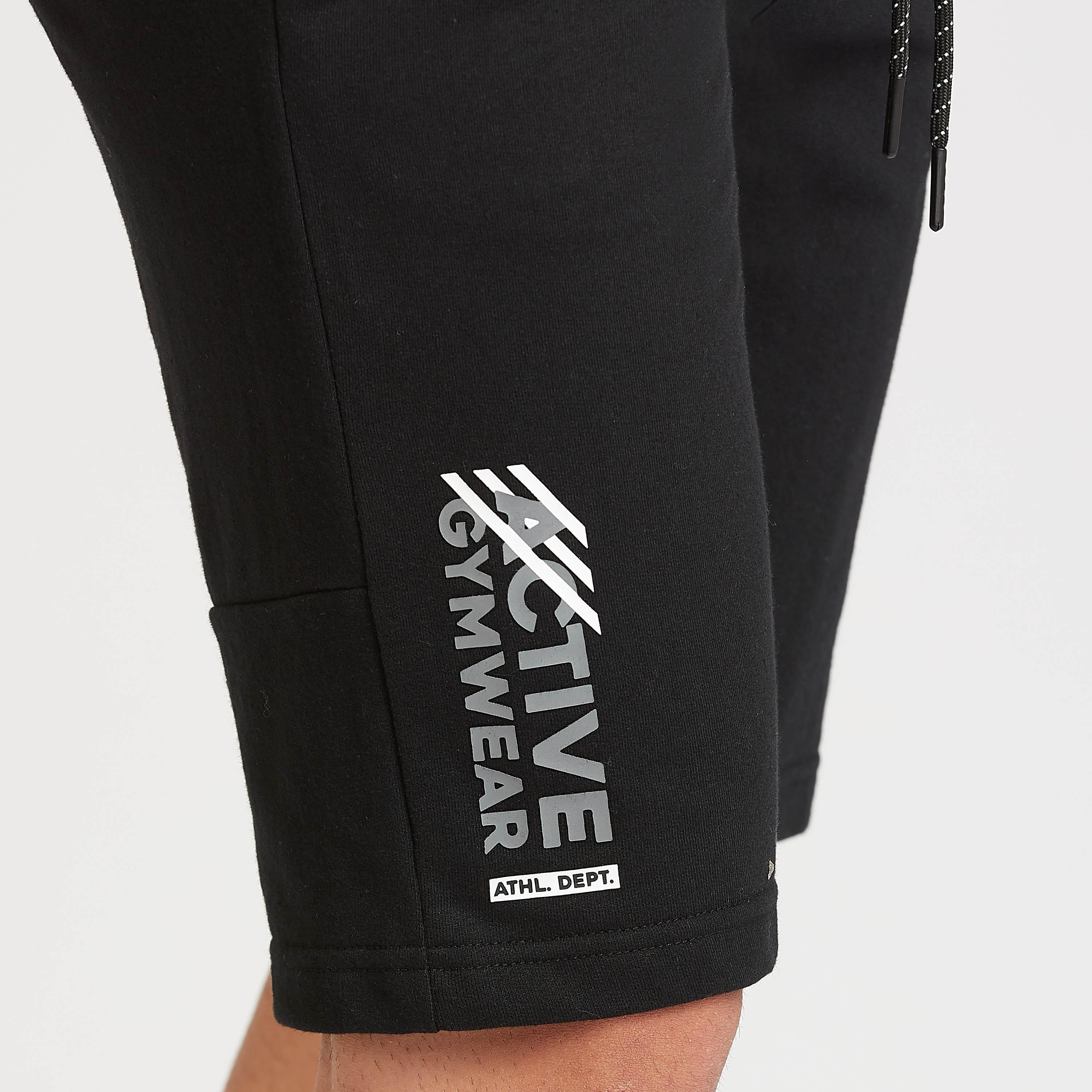 شورت بطبعات وتفاصيل جيوب ورباط-men-clothing-sportswearandactivewear-bottoms-image-3