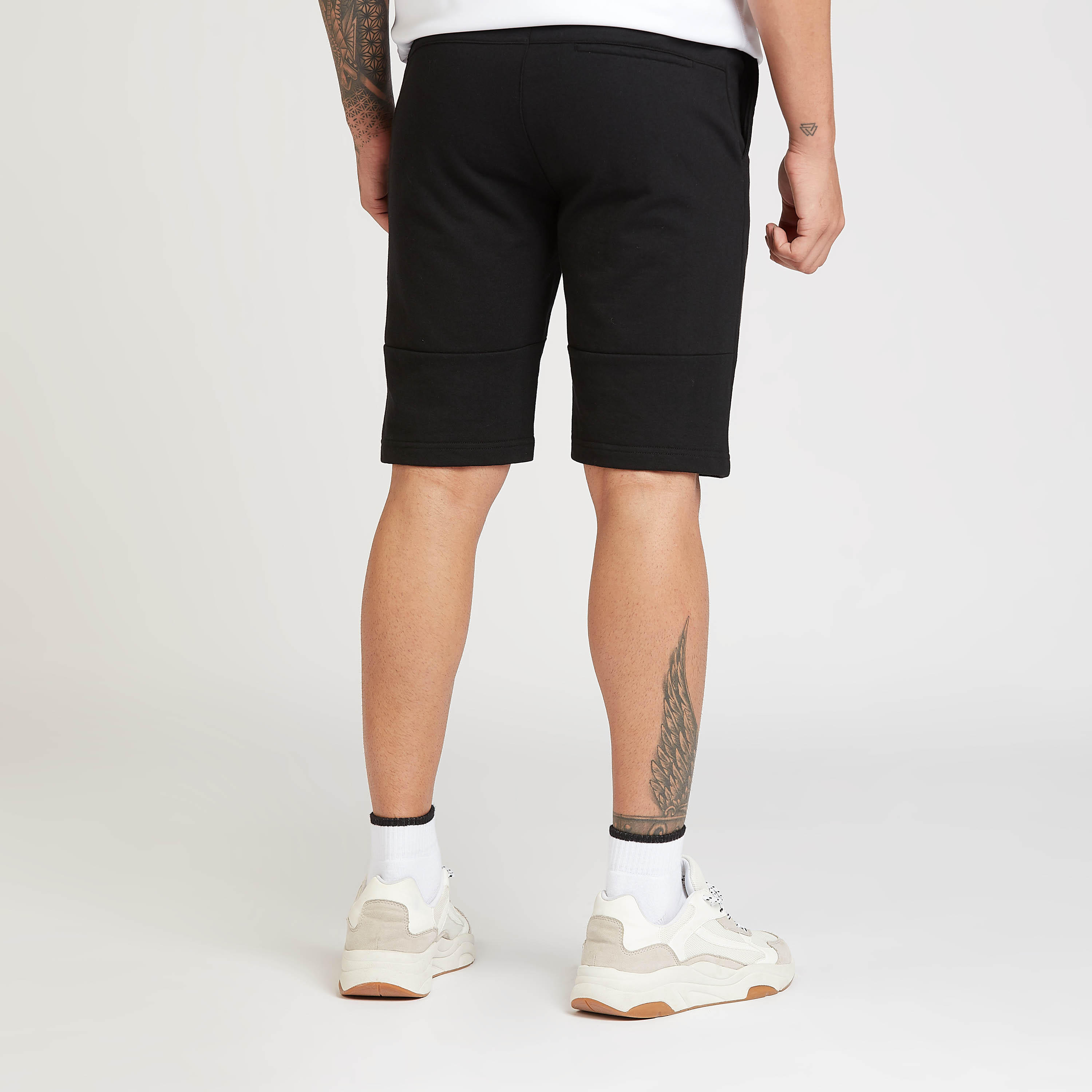 شورت بطبعات وتفاصيل جيوب ورباط-men-clothing-sportswearandactivewear-bottoms-image-2