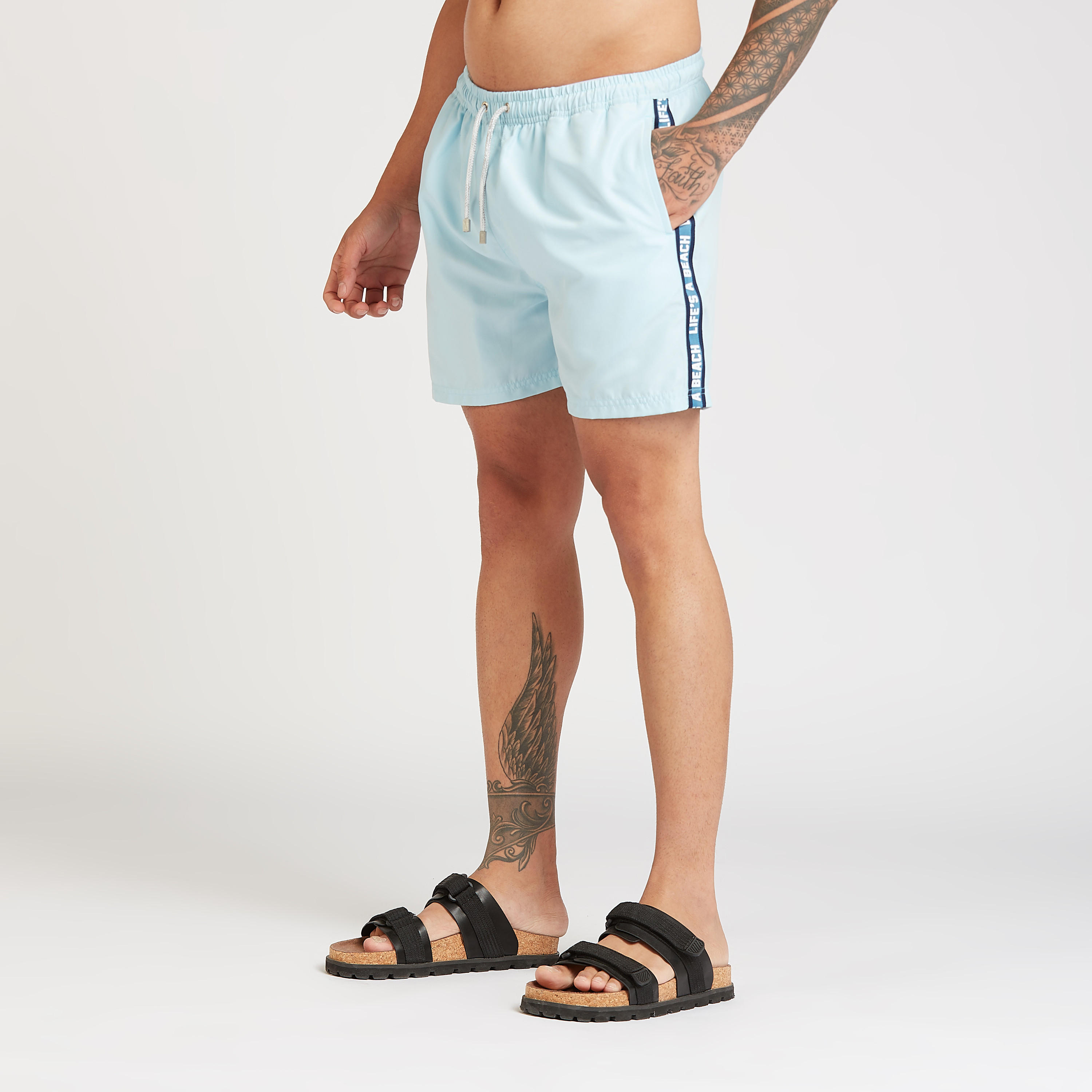 شورت سادة بتفاصيل شريطة جانبية ورباط إغلاق-men-clothing-bottoms-shorts-image-1