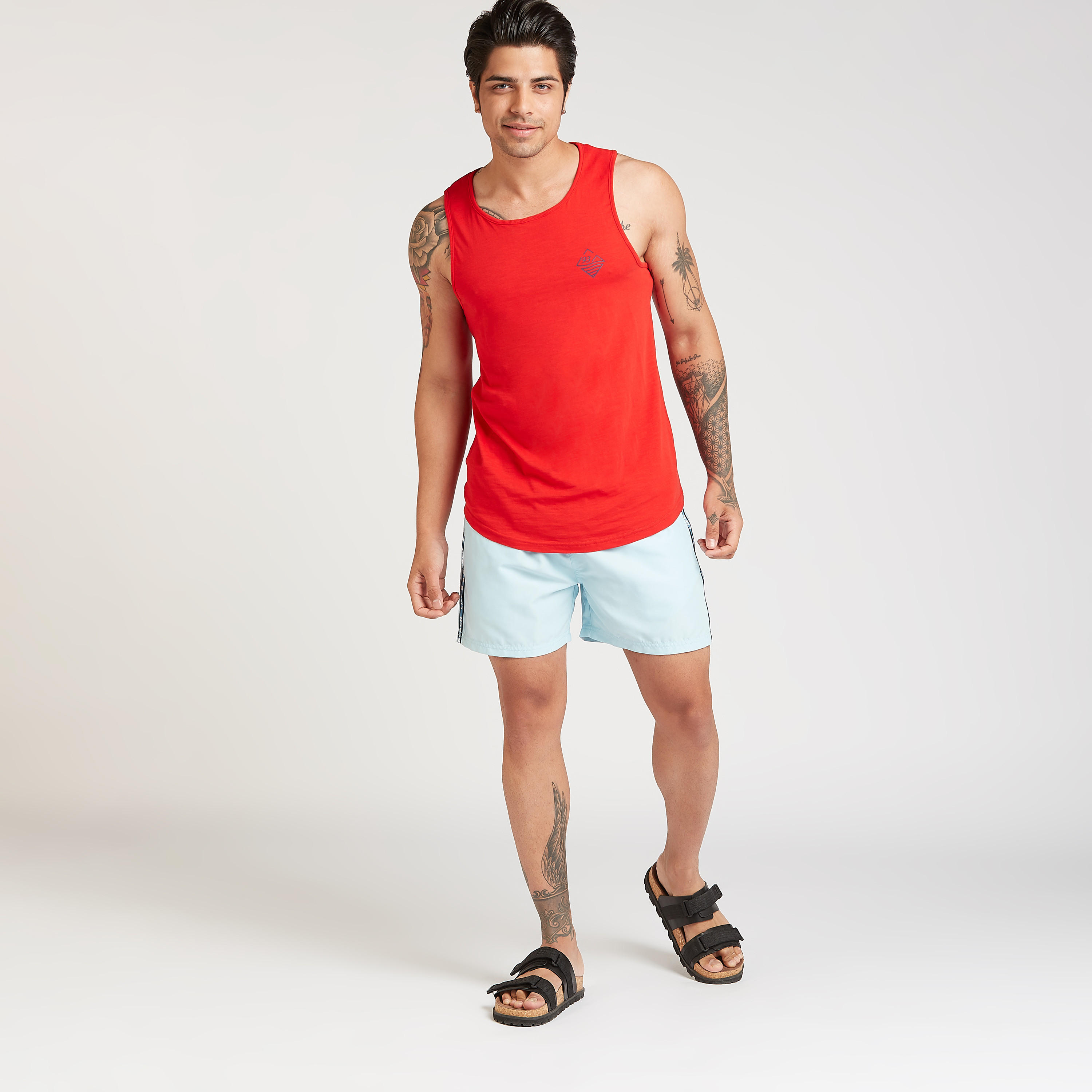 شورت سادة بتفاصيل شريطة جانبية ورباط إغلاق-men-clothing-bottoms-shorts-image-2