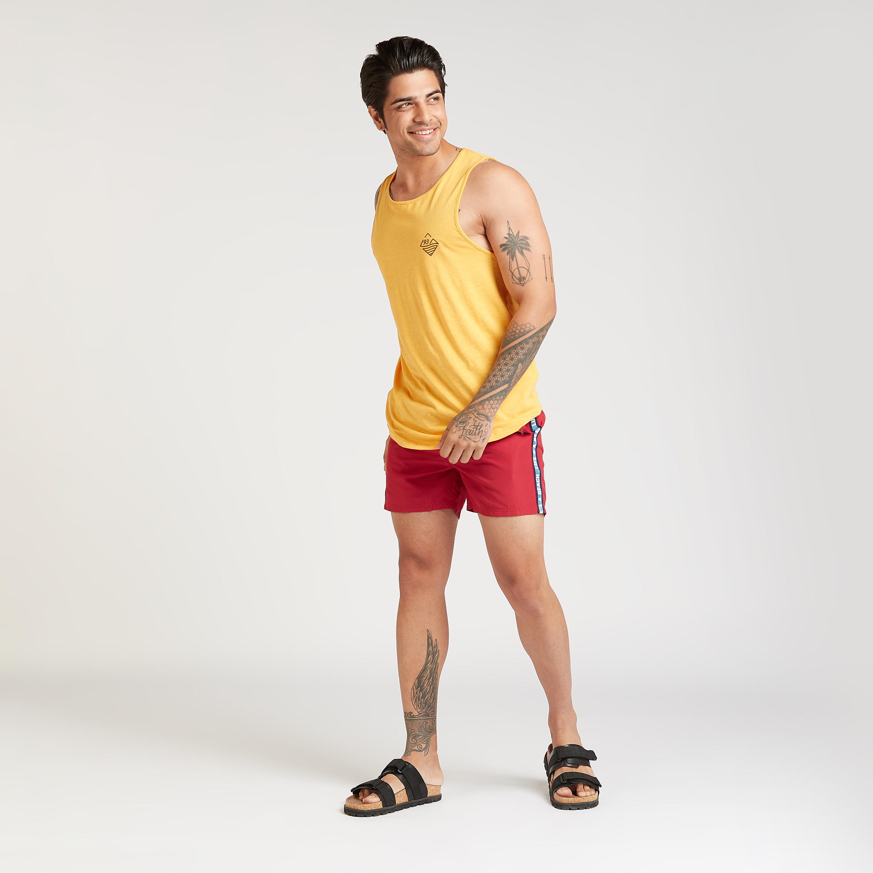 شورت سادة بتفاصيل شريطة جانبية ورباط إغلاق-men-clothing-bottoms-shorts-image-2