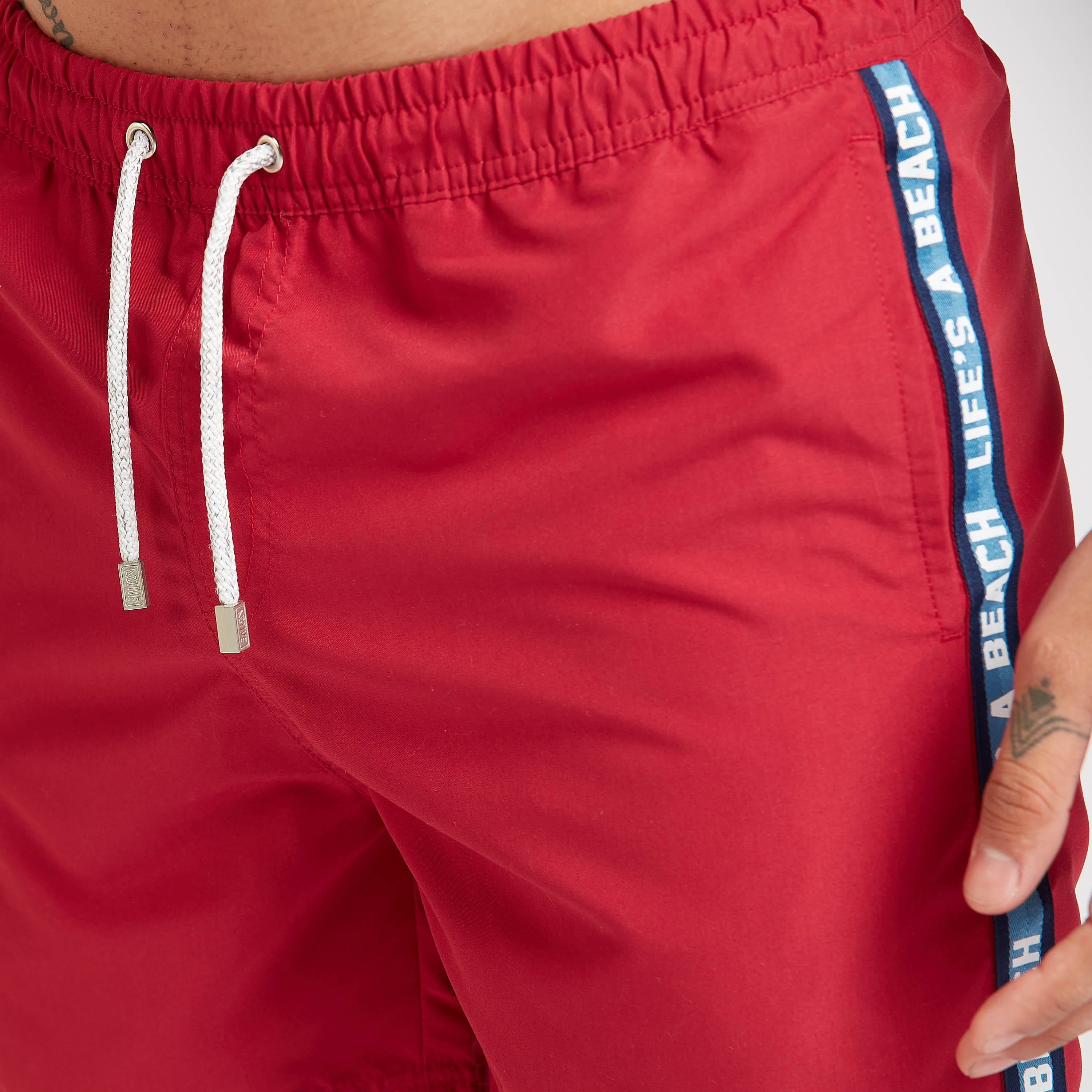 شورت سادة بتفاصيل شريطة جانبية ورباط إغلاق-men-clothing-bottoms-shorts-image-3