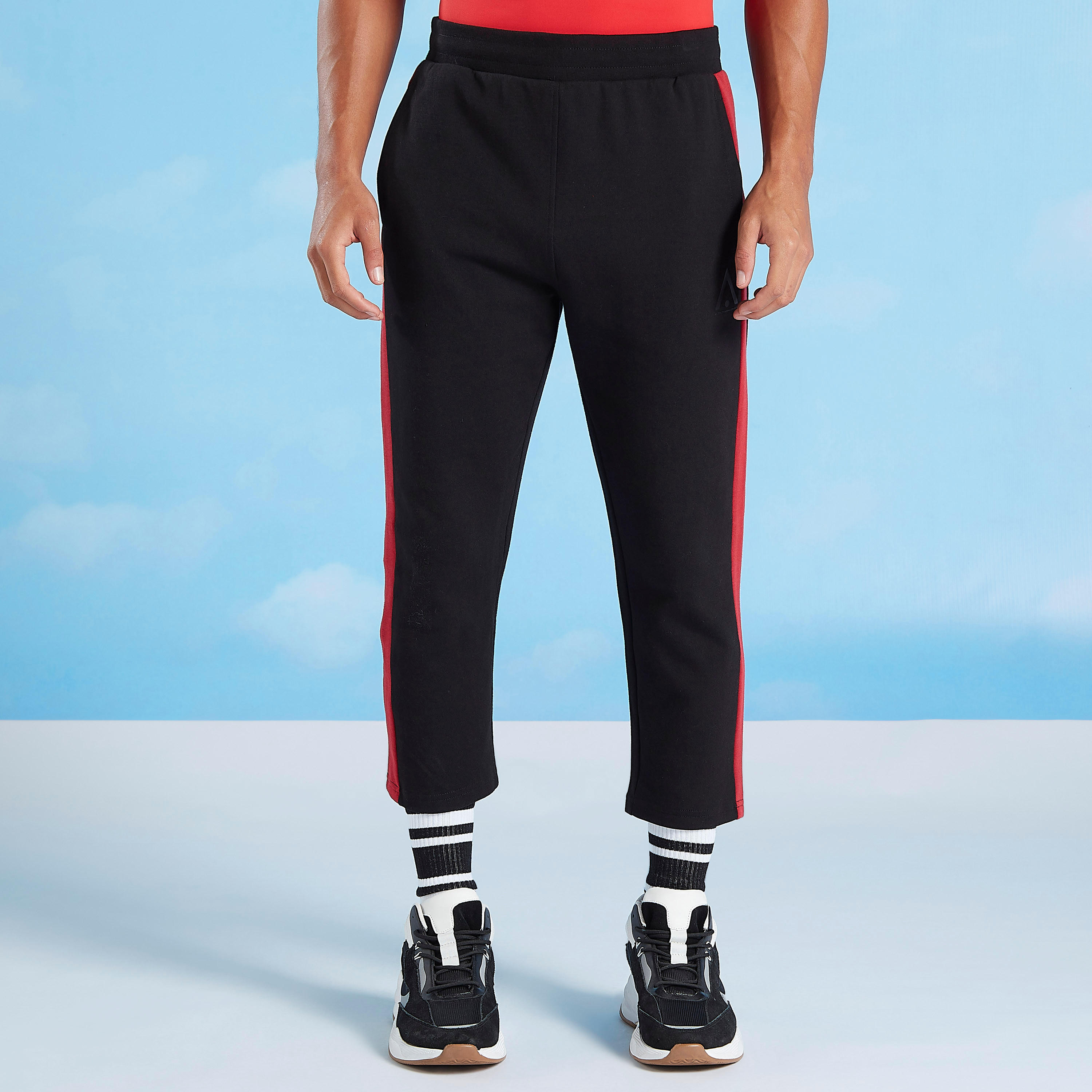 بنطلون رياضي بتفاصيل أشرطة وجيوب ورباط-men-clothing-sportswearandactivewear-bottoms-image-1
