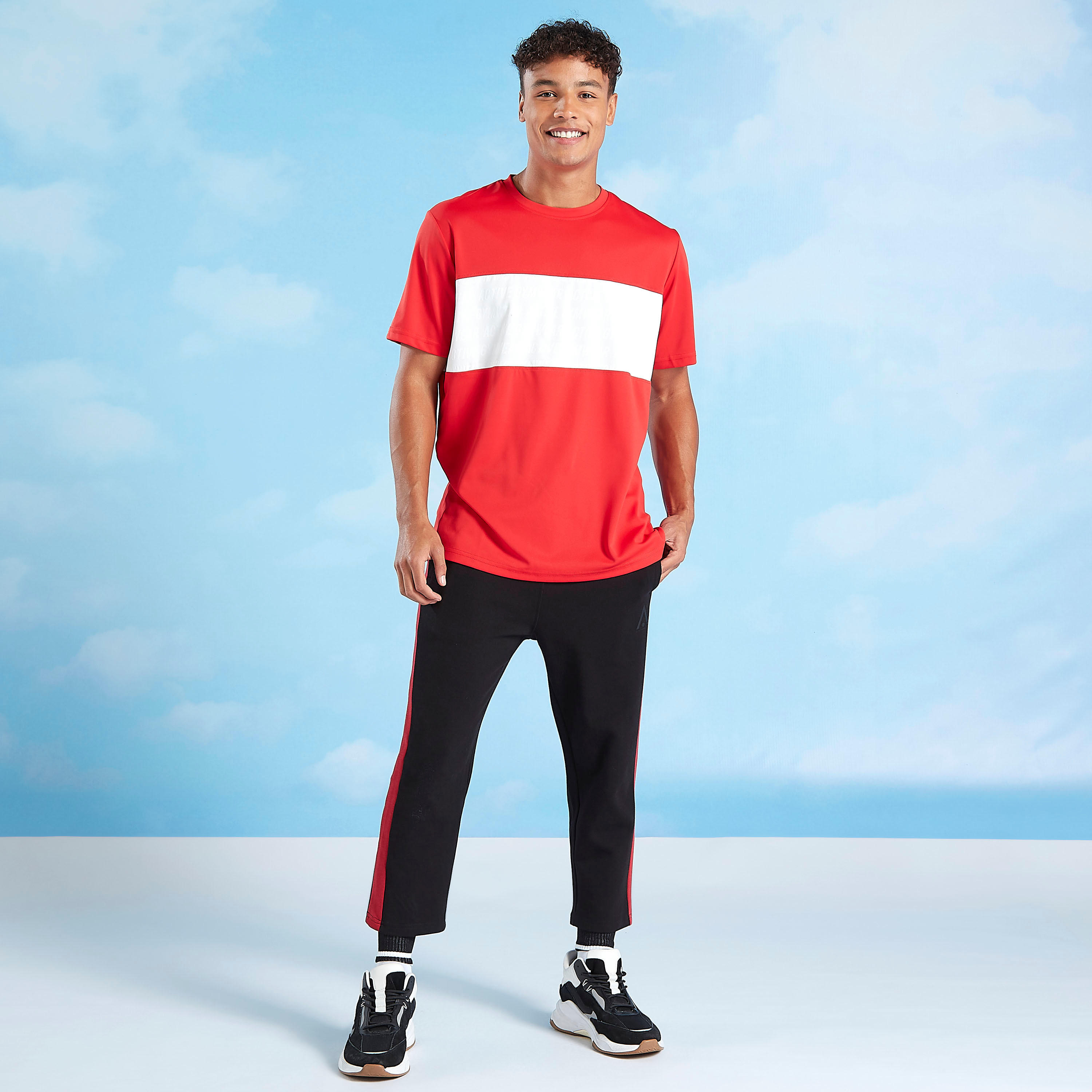 بنطلون رياضي بتفاصيل أشرطة وجيوب ورباط-men-clothing-sportswearandactivewear-bottoms-image-2