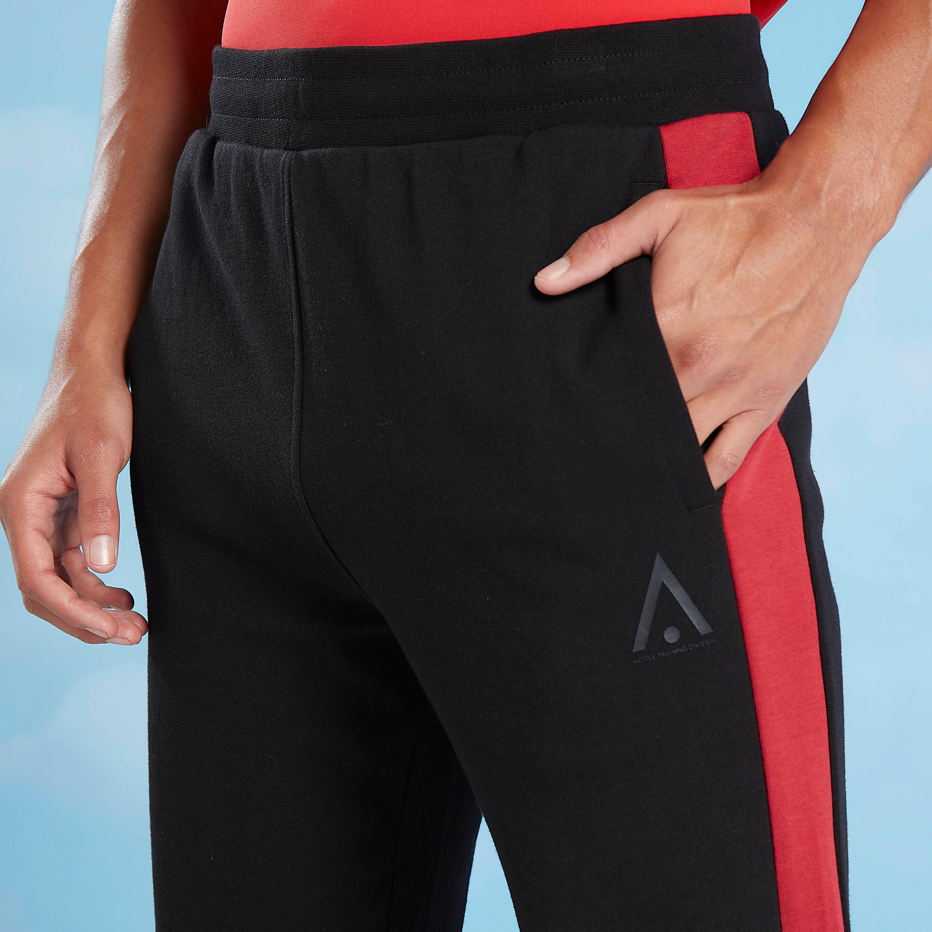 بنطلون رياضي بتفاصيل أشرطة وجيوب ورباط-men-clothing-sportswearandactivewear-bottoms-image-3