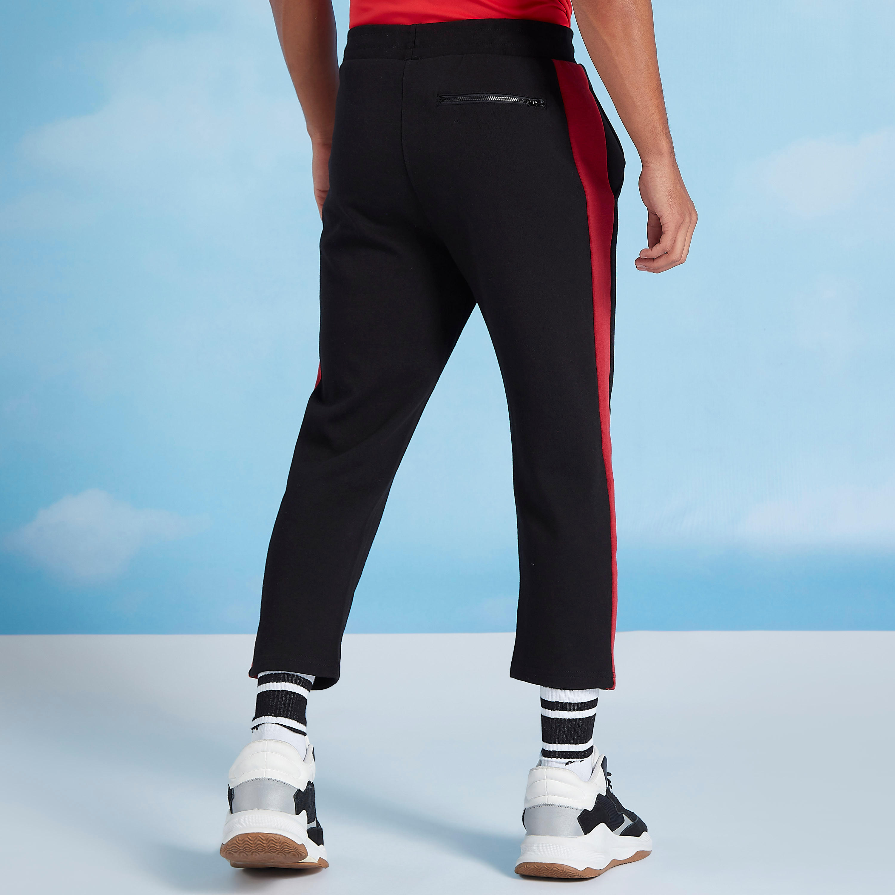بنطلون رياضي بتفاصيل أشرطة وجيوب ورباط-men-clothing-sportswearandactivewear-bottoms-image-4