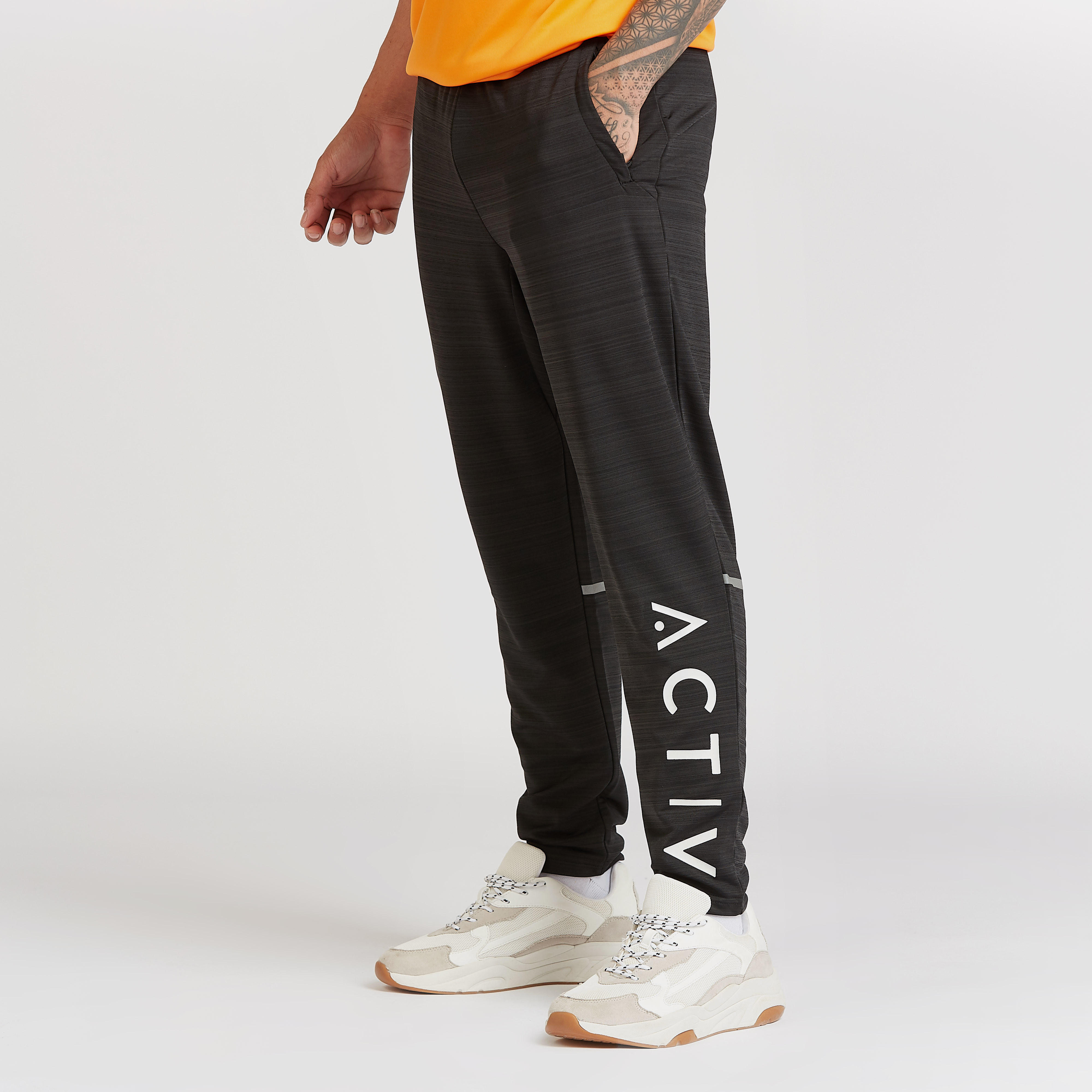 بنطلون رياضي طويل بطبعات وخصر مطّاطي وتفاصيل جيوب-men-clothing-sportswearandactivewear-bottoms-image-1
