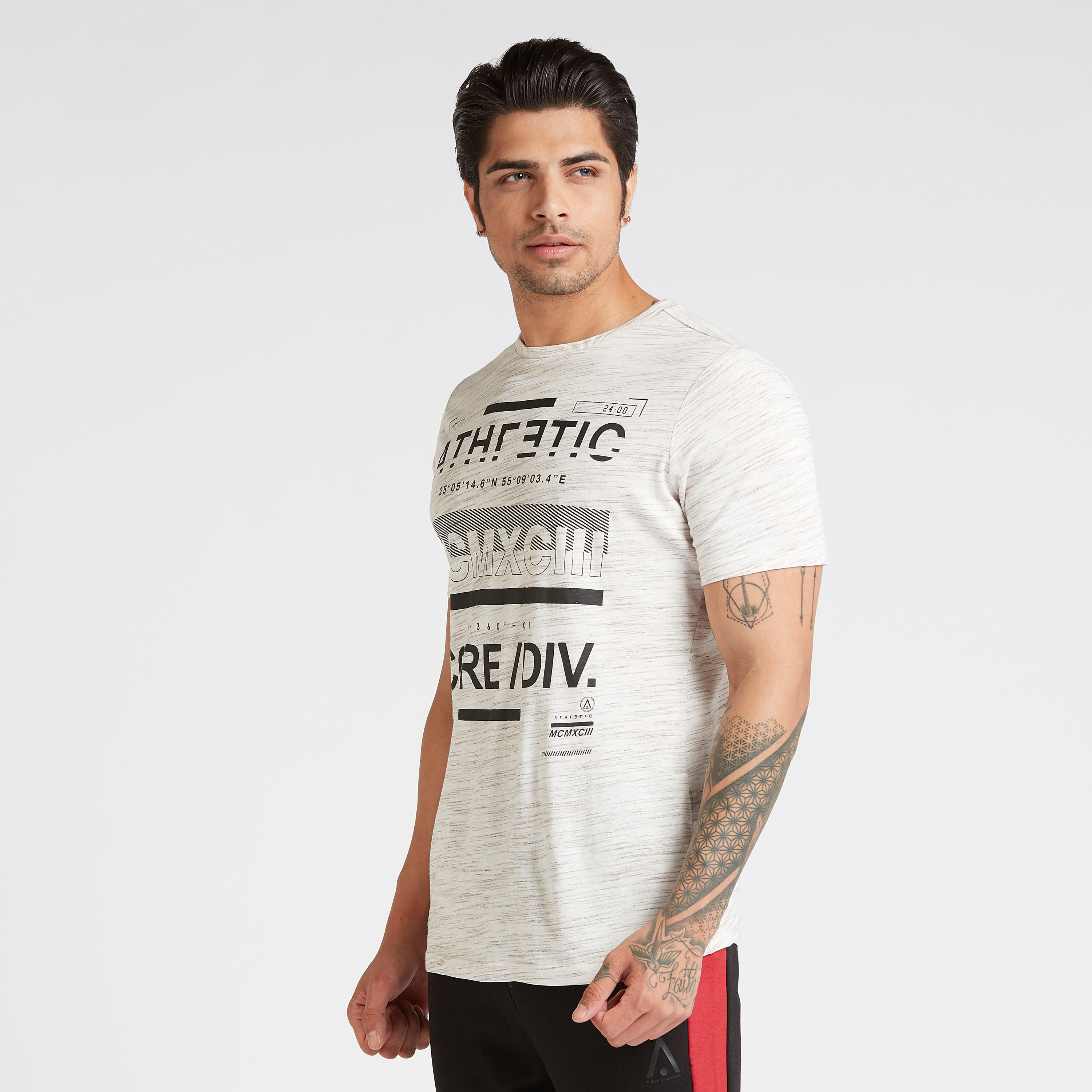 تيشيرت بياقة ضيّقة وأكمام قصيرة وطبعات-men-clothing-sportswearandactivewear-tshirtsandpolos-image-4