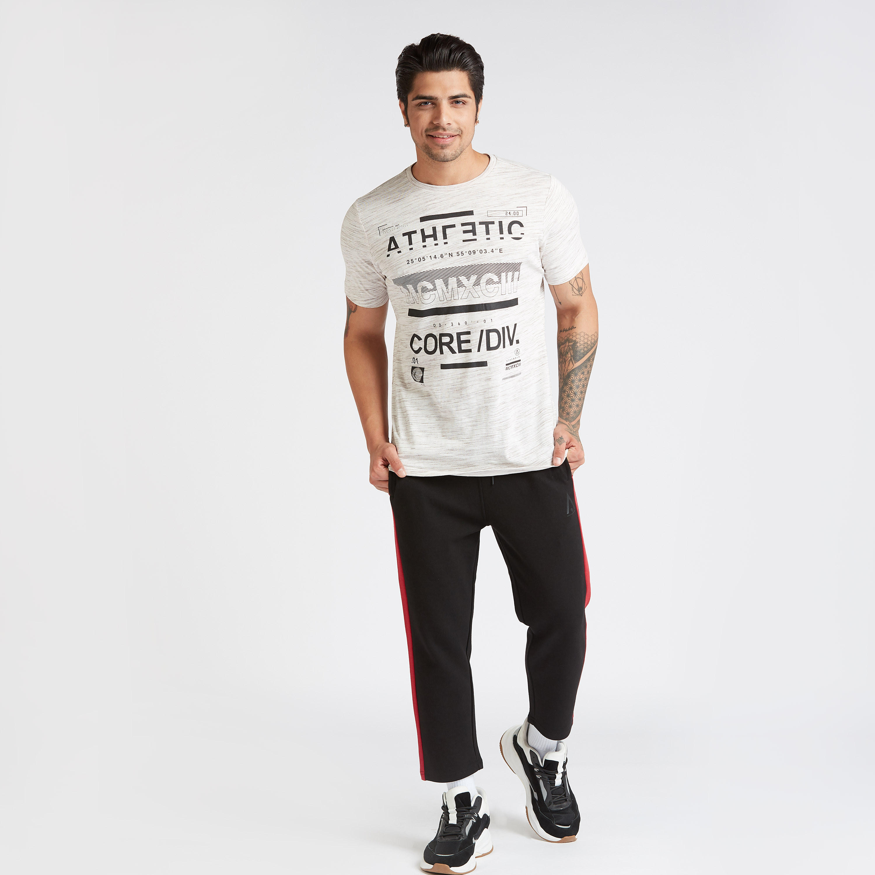 تيشيرت بياقة ضيّقة وأكمام قصيرة وطبعات-men-clothing-sportswearandactivewear-tshirtsandpolos-image-3
